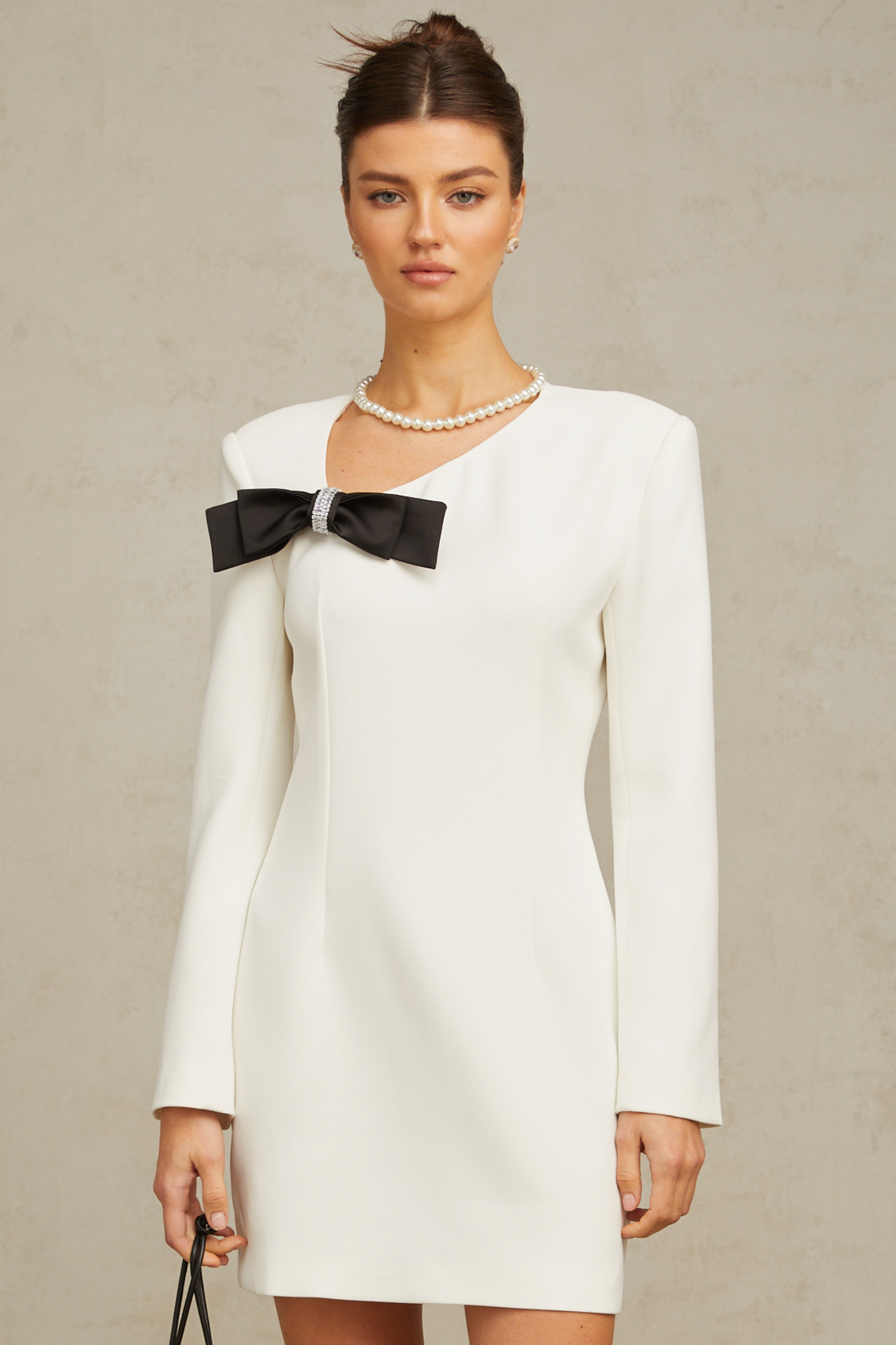 فستان كوليت الأبيض القصير غير المتماثل مع عقدة فيونكة