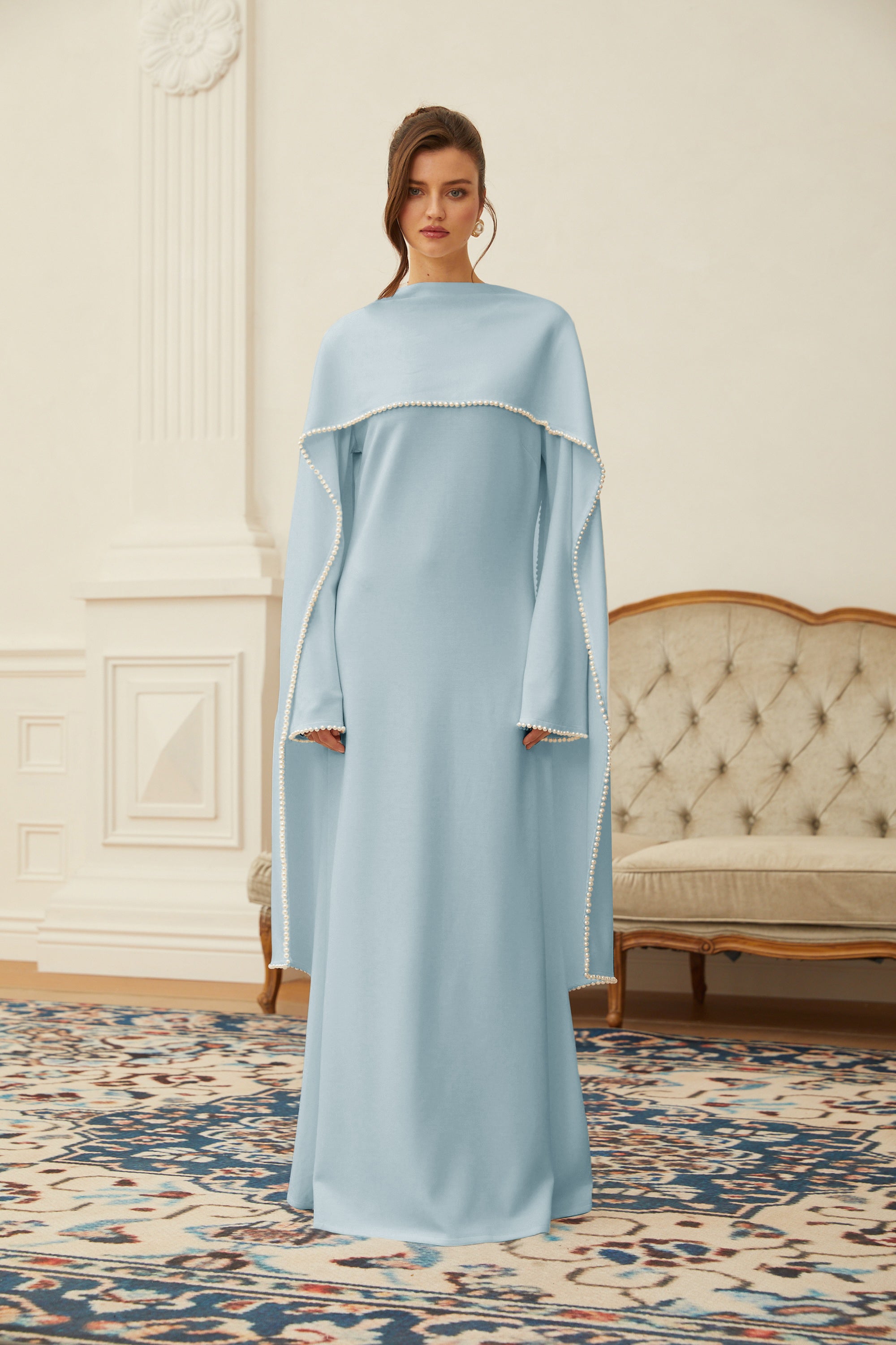 Piroska Maxikleid mit blauer Perlenbesatz-Stola