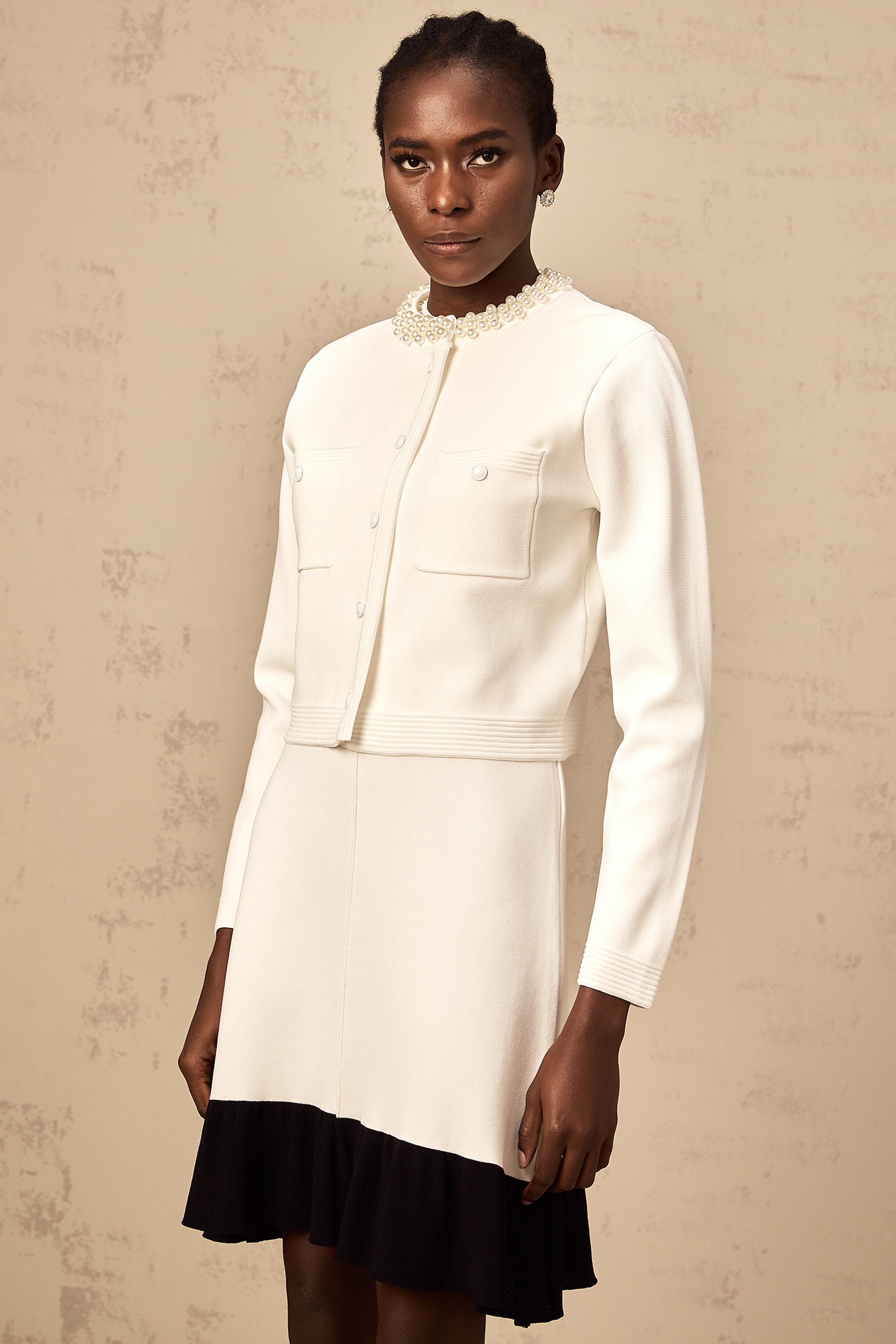 Coralie – Weiße Strickjacke mit Kunstperlen