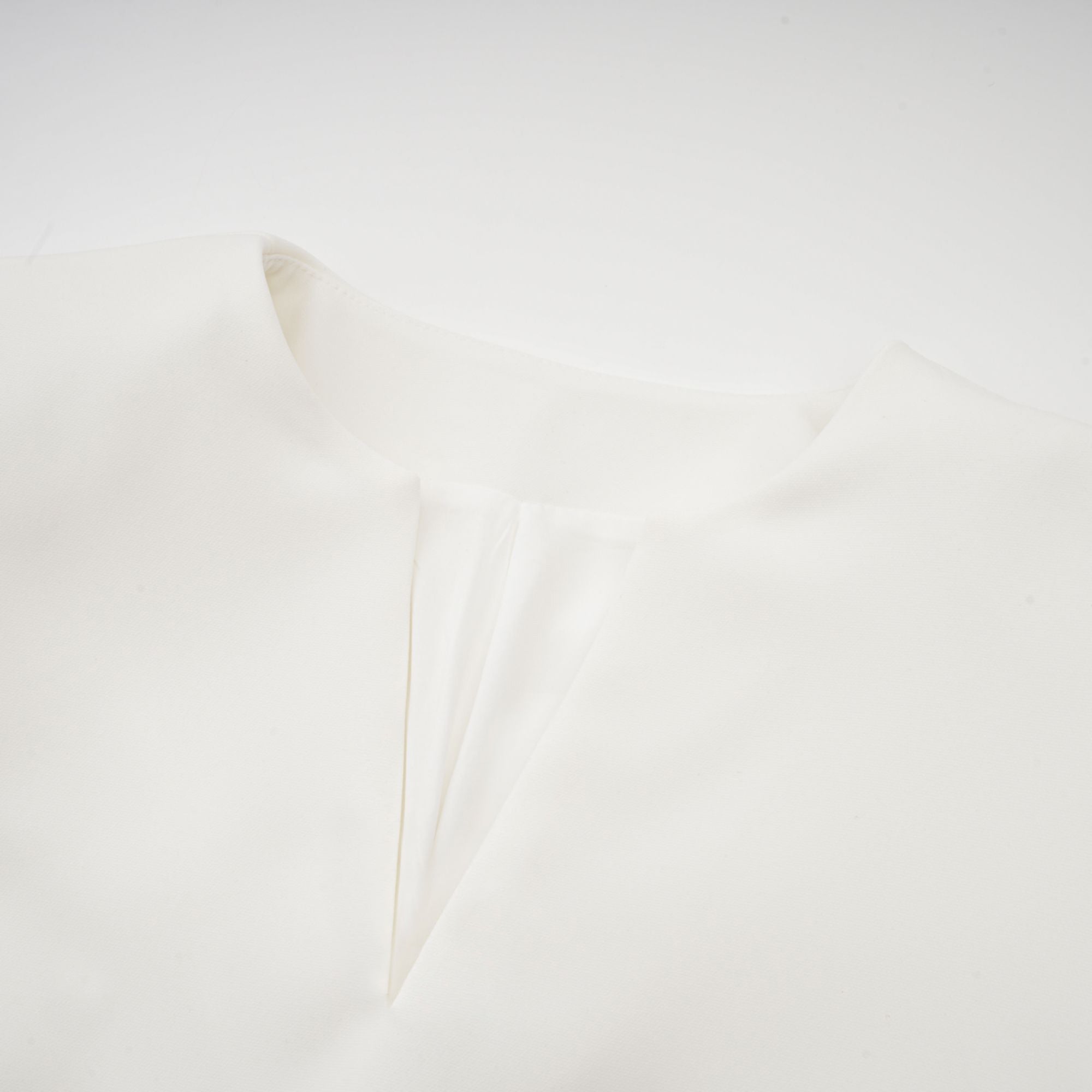 طقم هيلير المكون من بلوزة وتنورة متناسقة ثلاثية الأبعاد باللون الأبيض