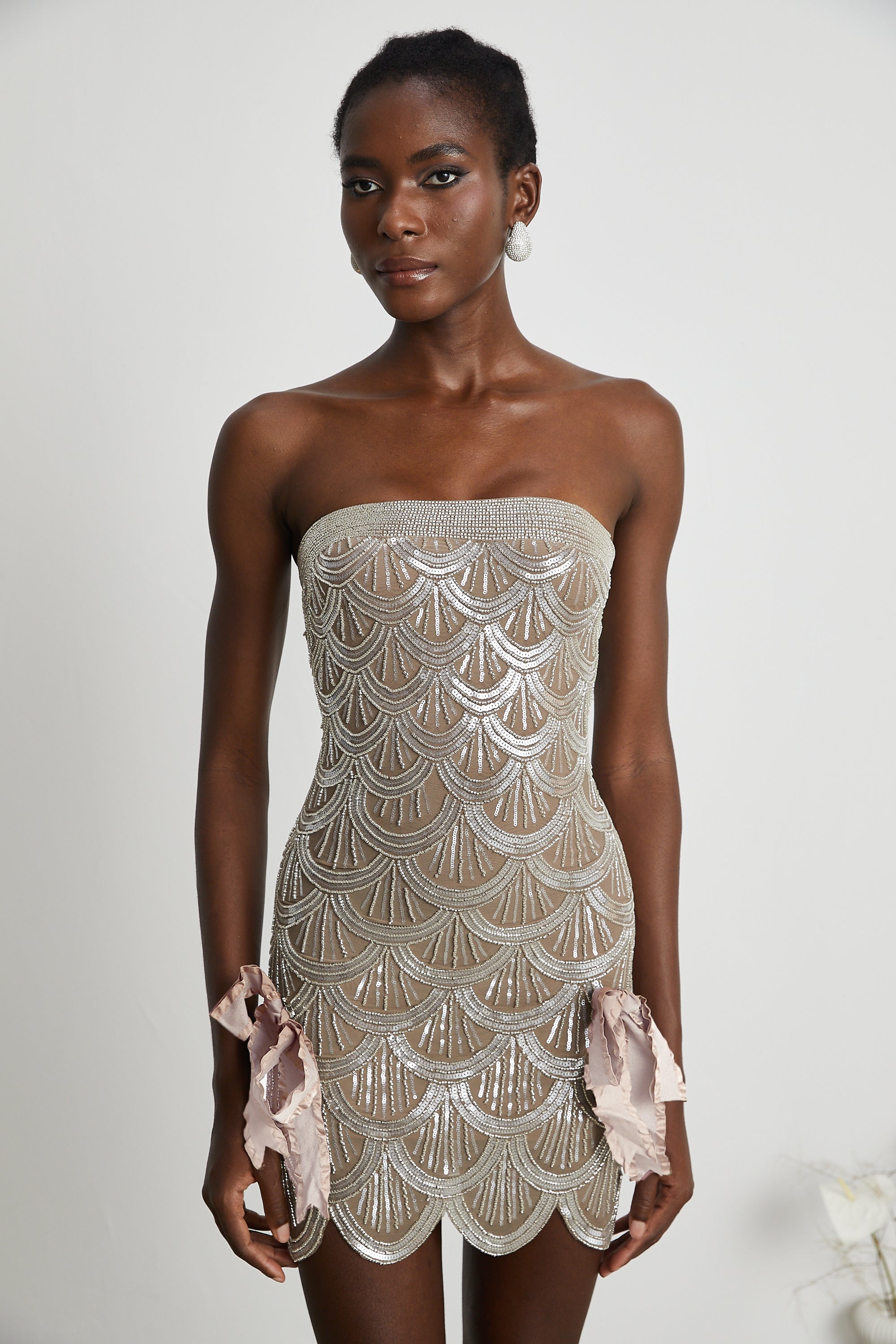 فستان أستريد البني المزين القصير