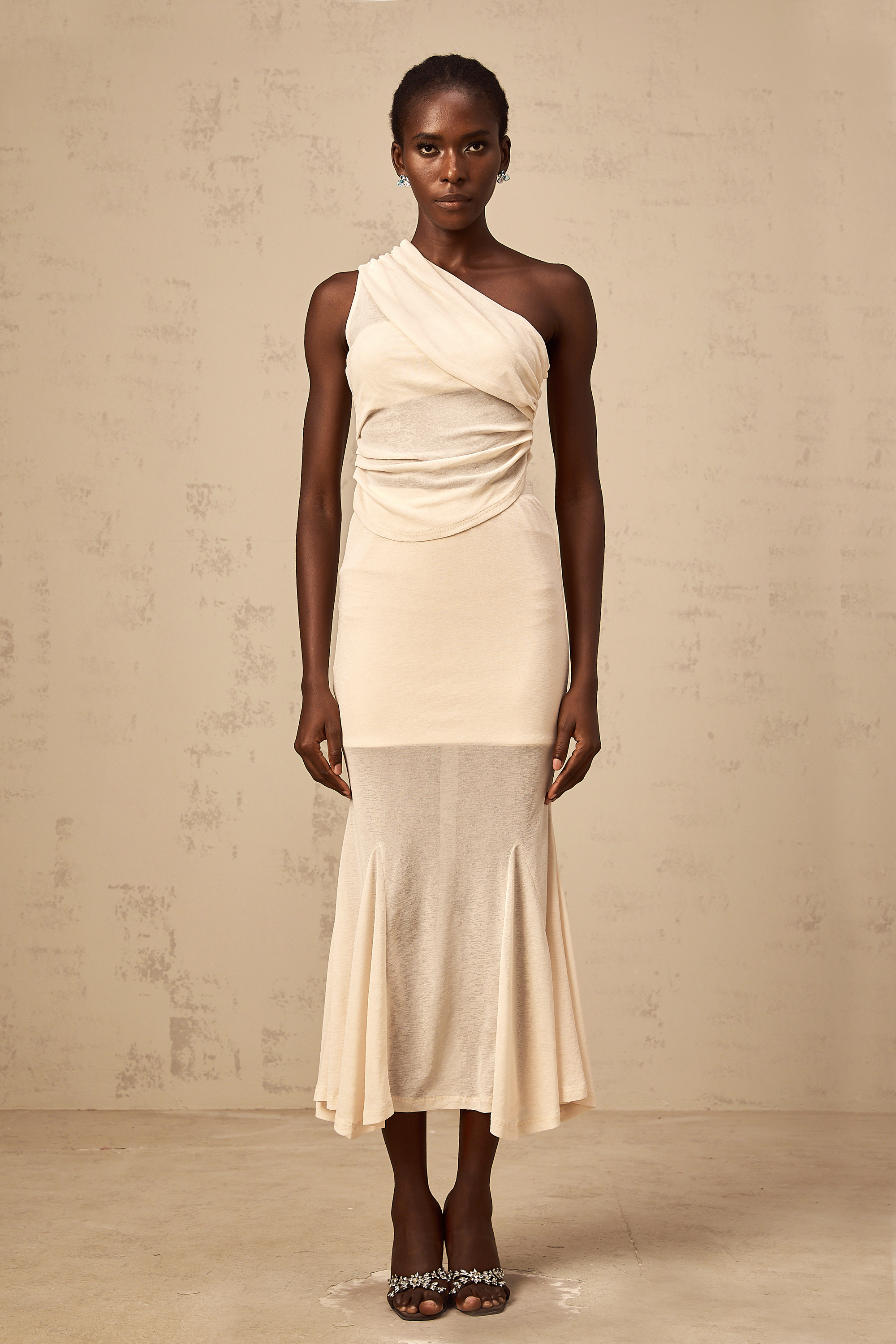 Gwenaëlle – Neutrales, elastisches Set aus gerüschtem Oberteil und Rock