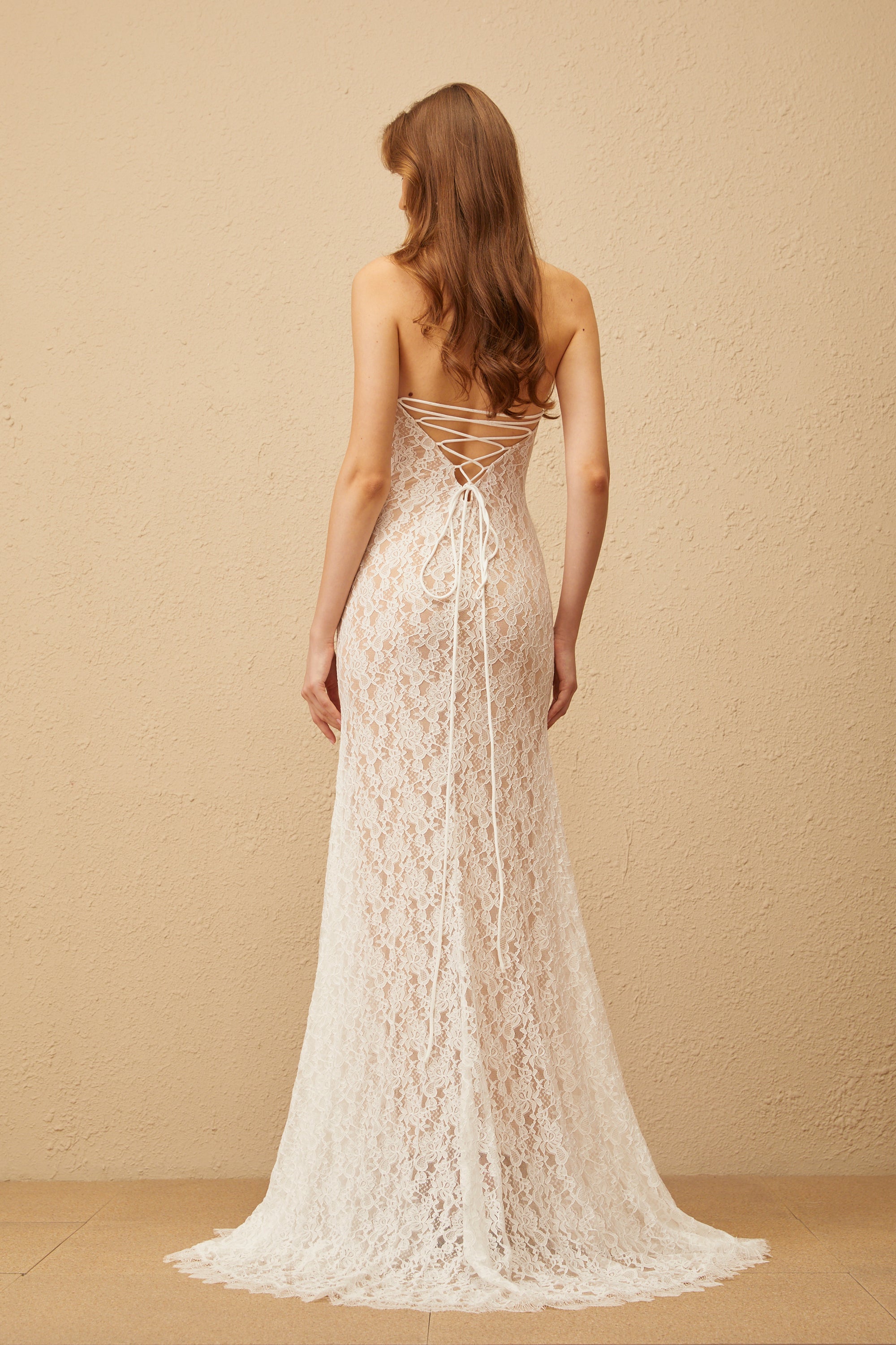 فستان ماكسي دانتيل بتصميم قطار أبيض من Gaëlle