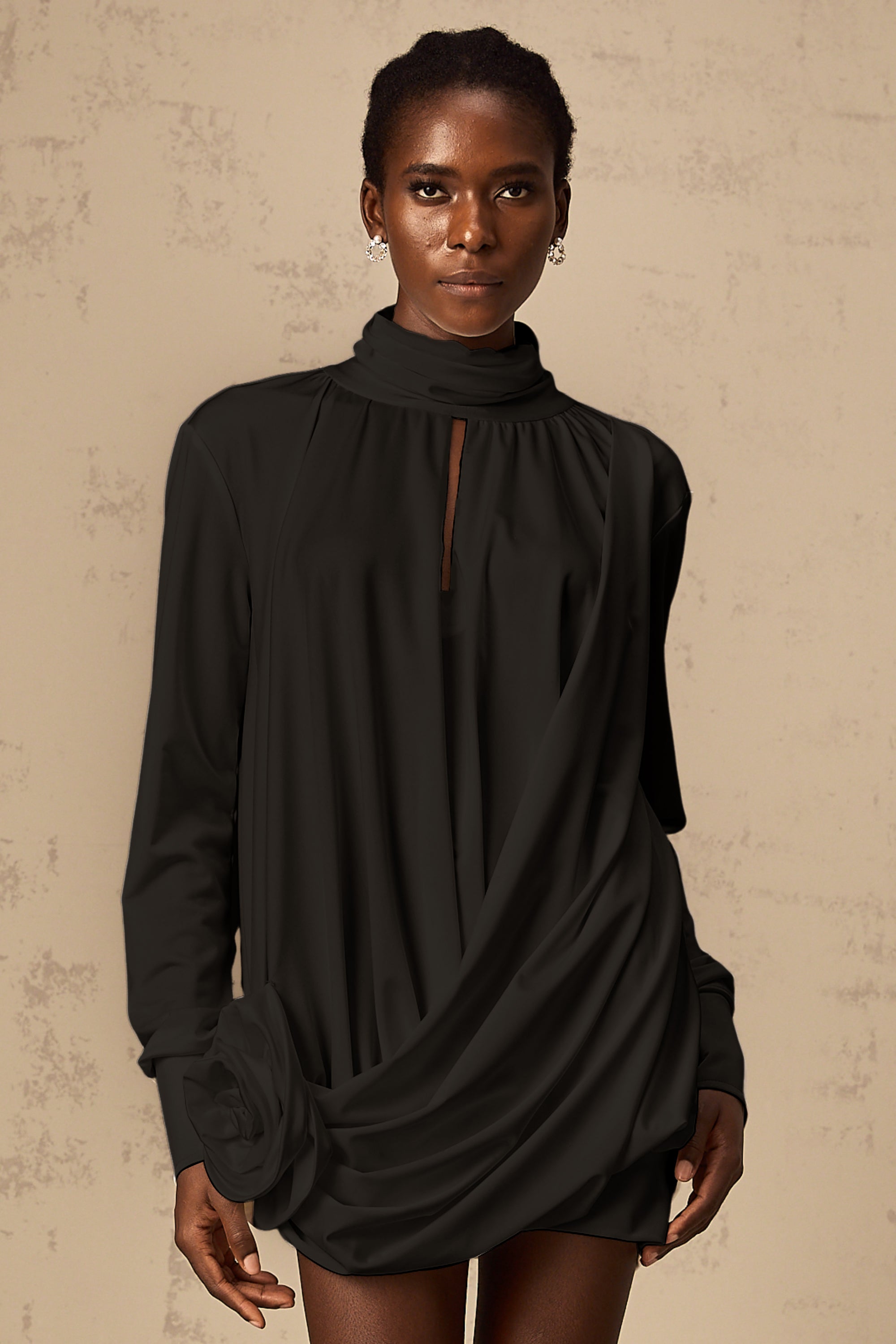 فستان مايفا القصير المزين بالزهور الصناعية باللون الأسود