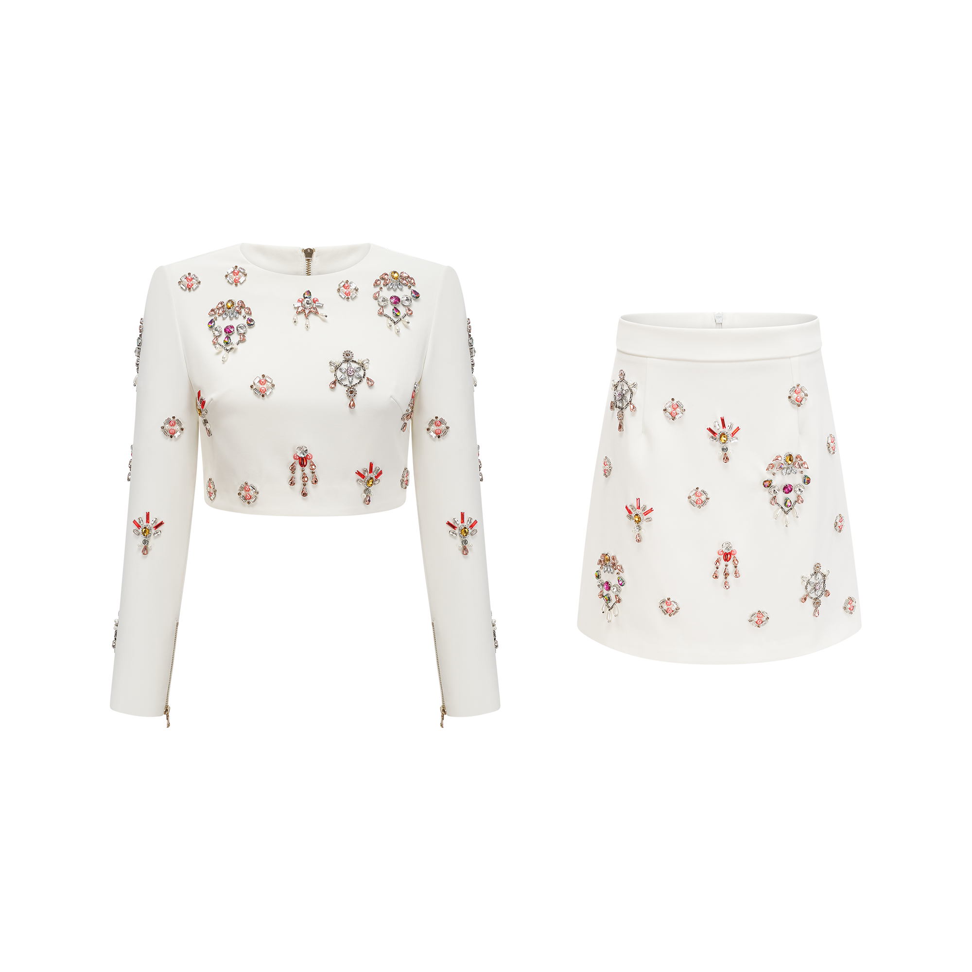 طقم Jeanne المكون من بلوزة وتنورة مزينة بالكريستال الأبيض