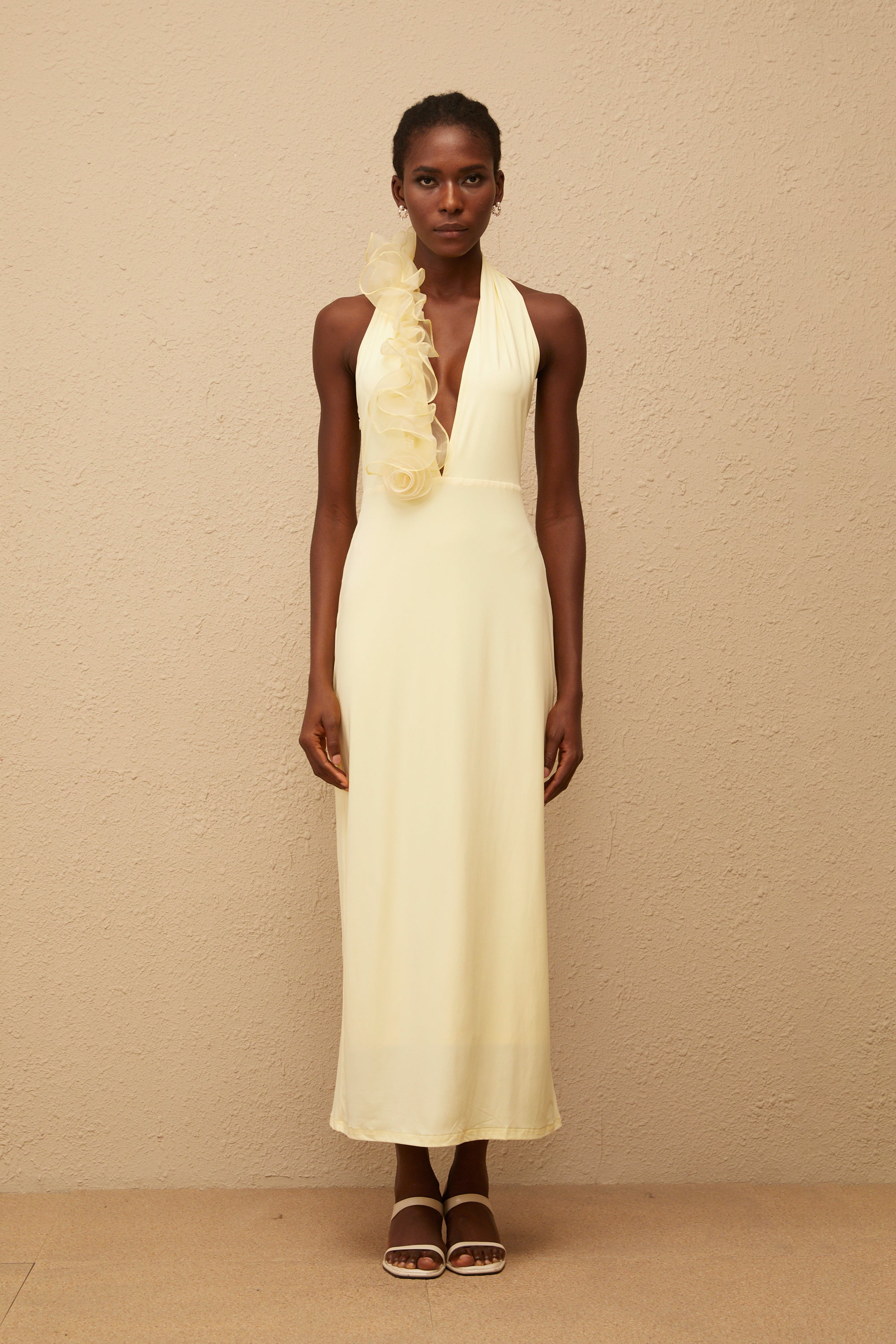 Brume – Gelbes Neckholder-Maxikleid mit 3D-Blütenblättern