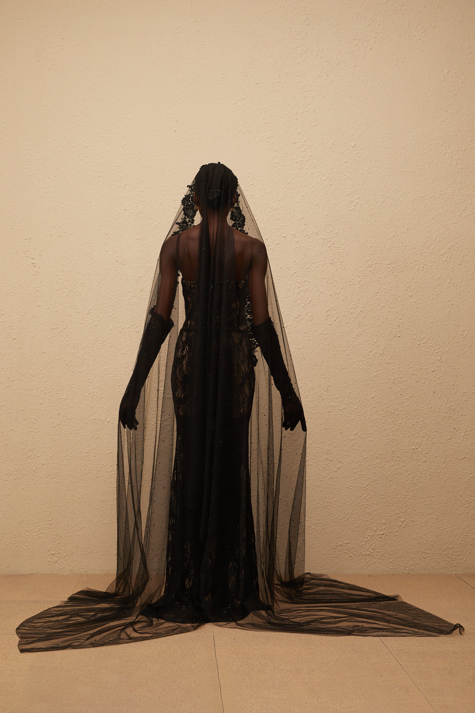 Bertille – Schwarzes Korsett-Maxikleid mit Blumenspitze