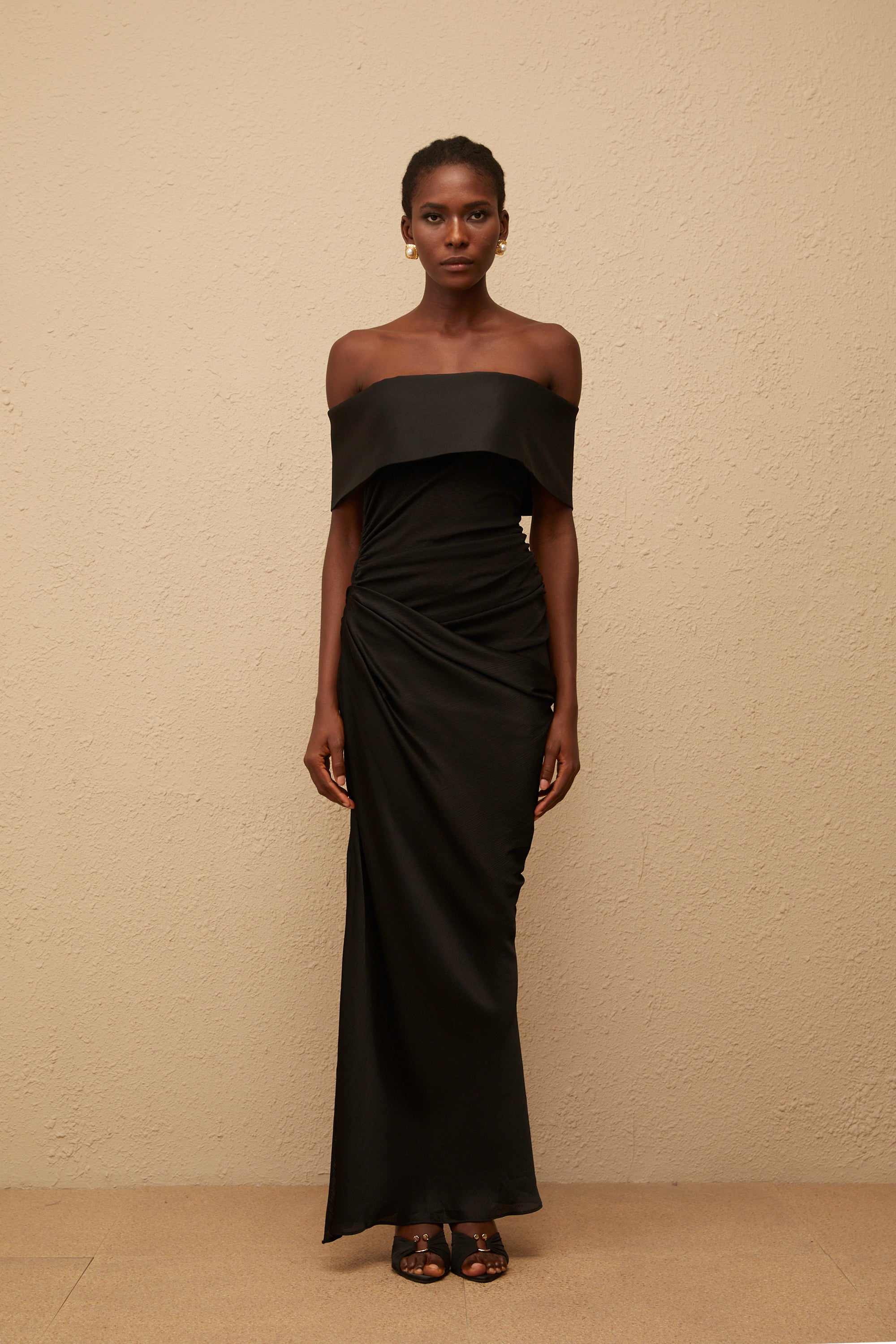 Éther Schwarzes schulterfreies Maxikleid aus Satin