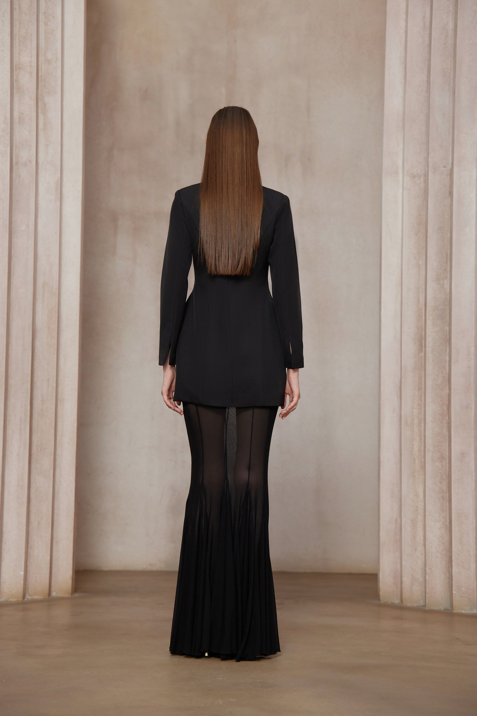 طقم جاكيت وتنورة بتصميم برميل أسود من إينورا