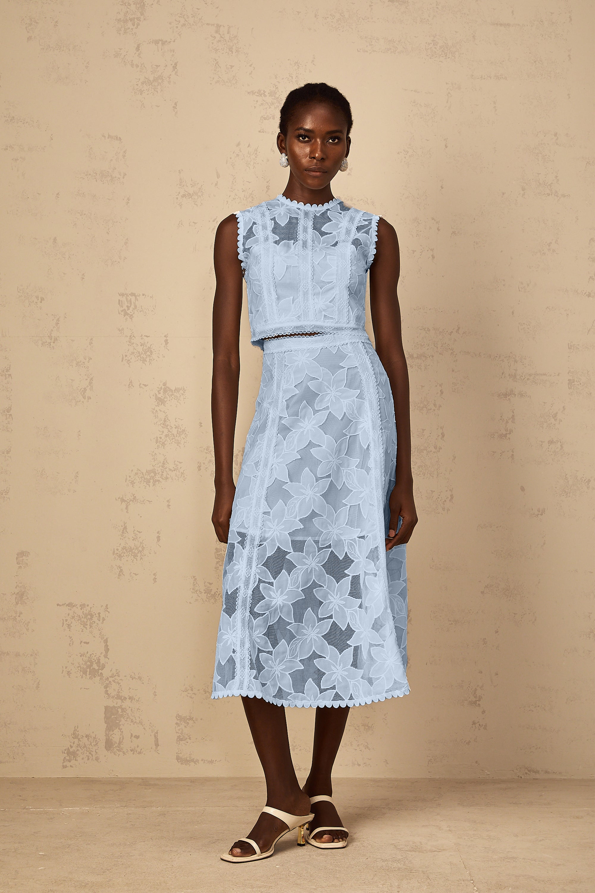 طقم مايليز بلوزة وتنورة مطرزة بالورود باللون الأبيض