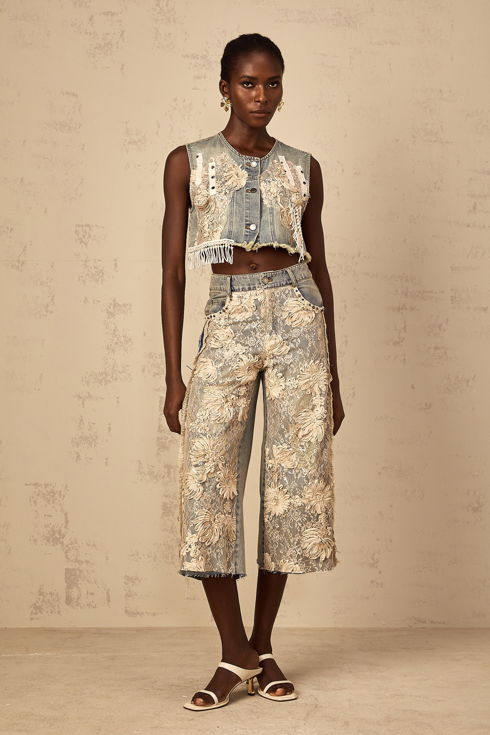 بنطال جينز أزرق مزين بدانتيل مزهر