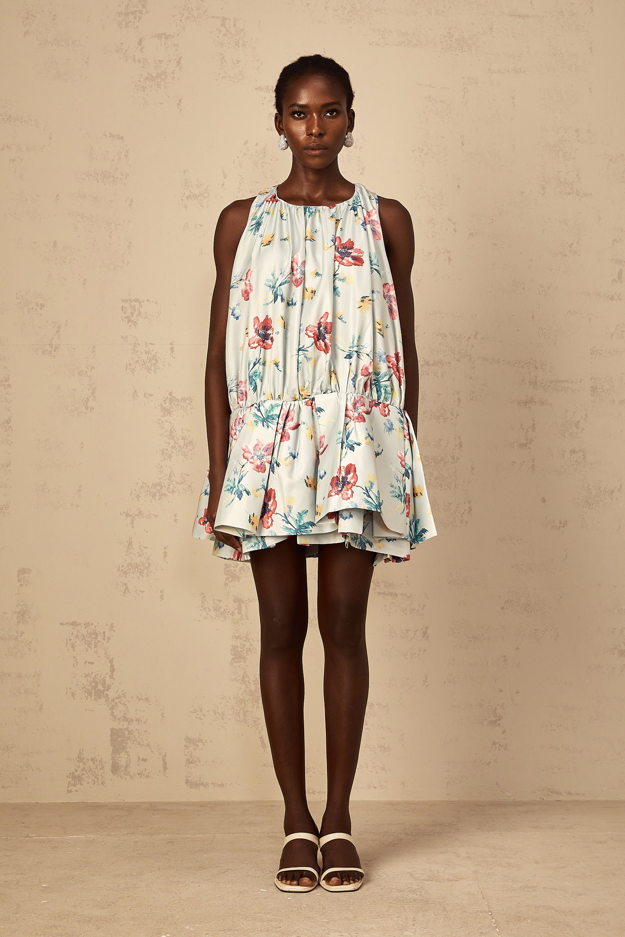 فستان ويندي جرين القصير المزين بطبعة زهور