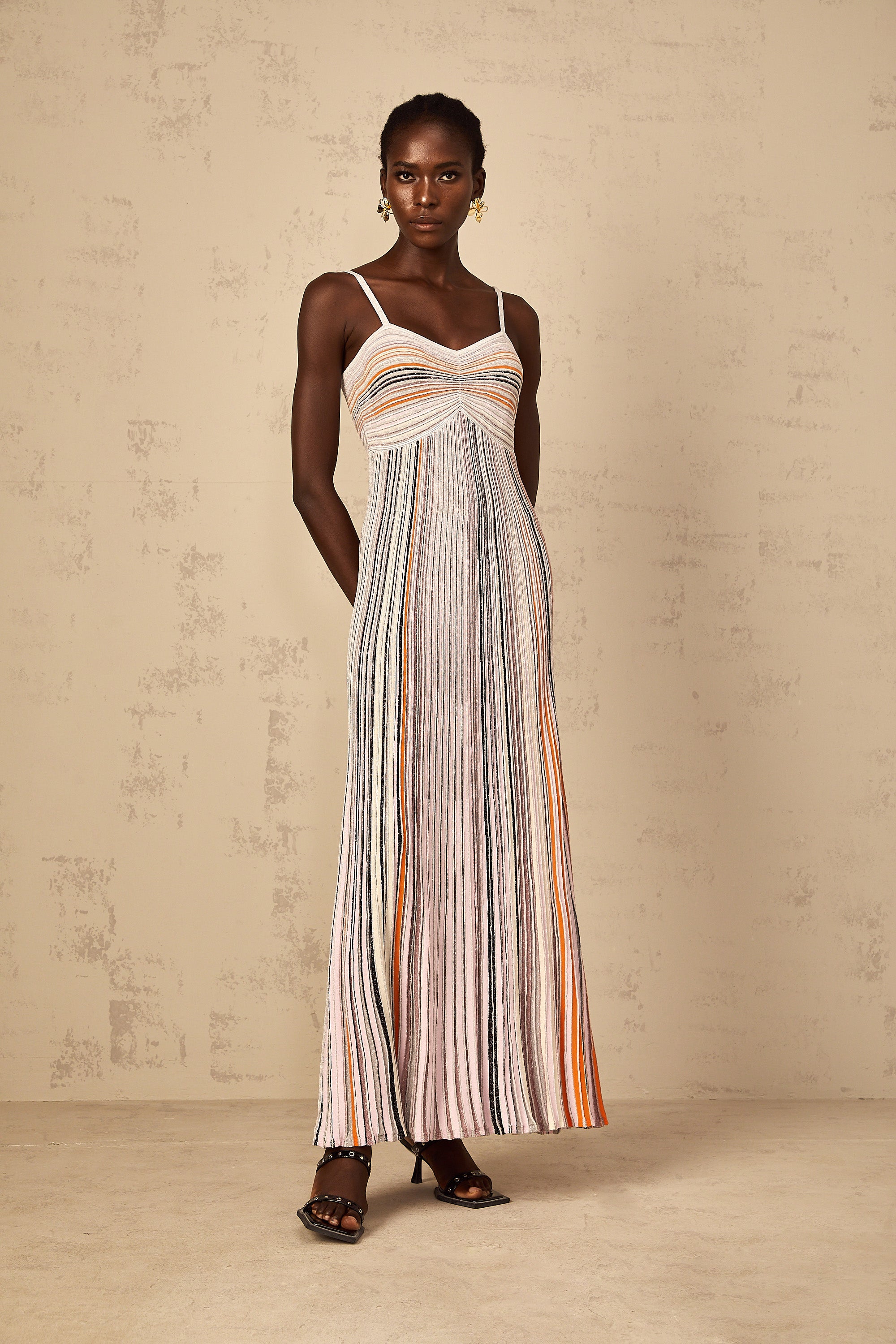 Bruyère – Neutrales, gestreiftes Maxikleid aus Strick mit Pailletten