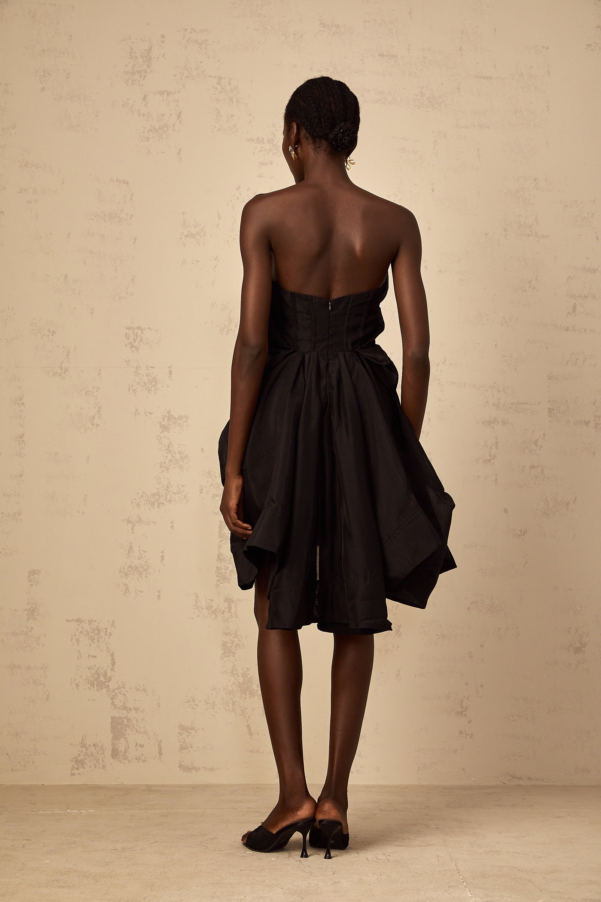 فستان إيليدا القصير ذو الطيات غير المتماثلة