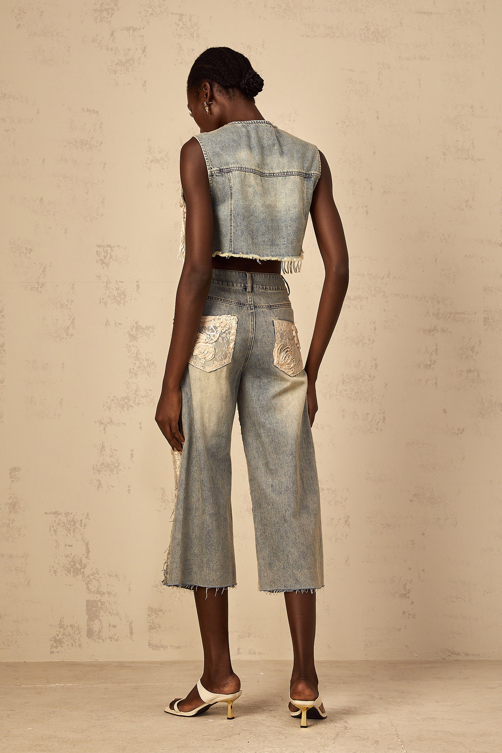 بلوزة جينز قصيرة مزينة بأجزاء من الدانتيل باللون الأزرق الأمارلس