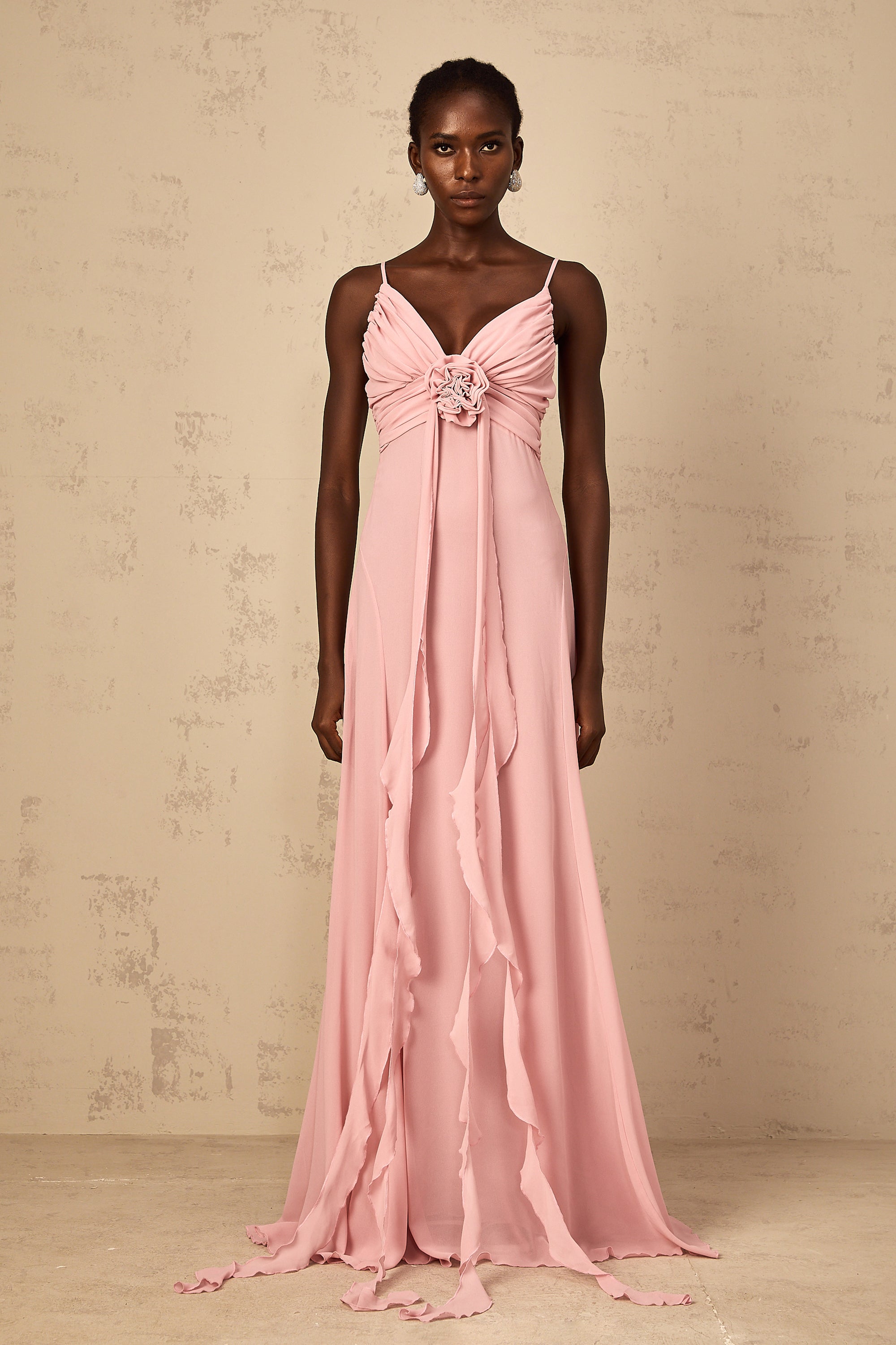 Ysandre – Zartrosa Maxikleid aus Tüll mit 3D-Blütenblättern