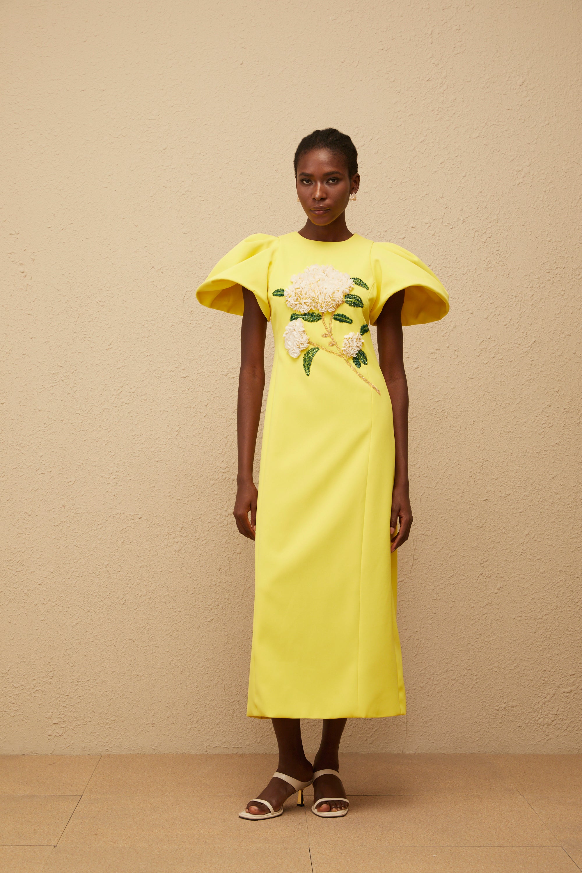 فستان متوسط الطول مطرز بالورود الصفراء من Yrjö