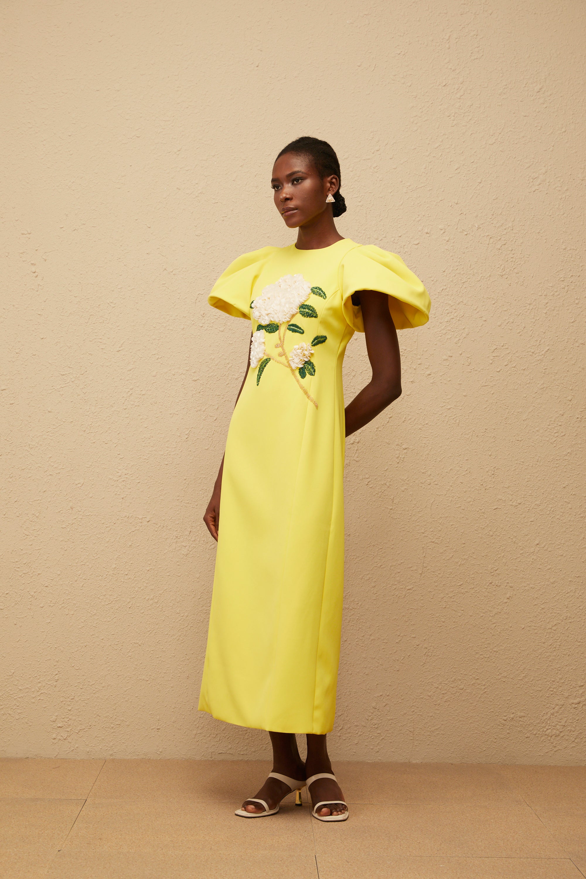 فستان متوسط الطول مطرز بالورود الصفراء من Yrjö