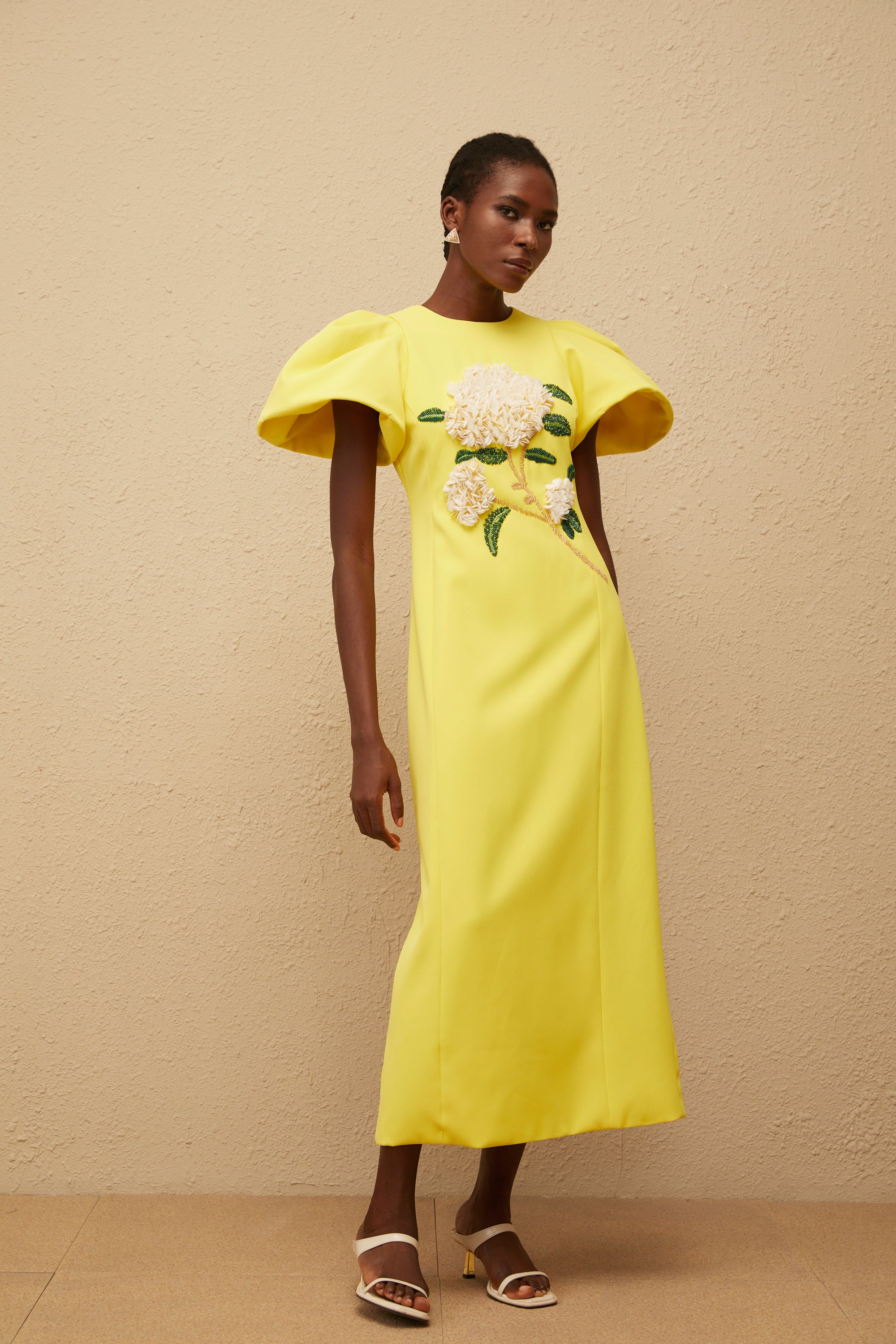 فستان متوسط الطول مطرز بالورود الصفراء من Yrjö