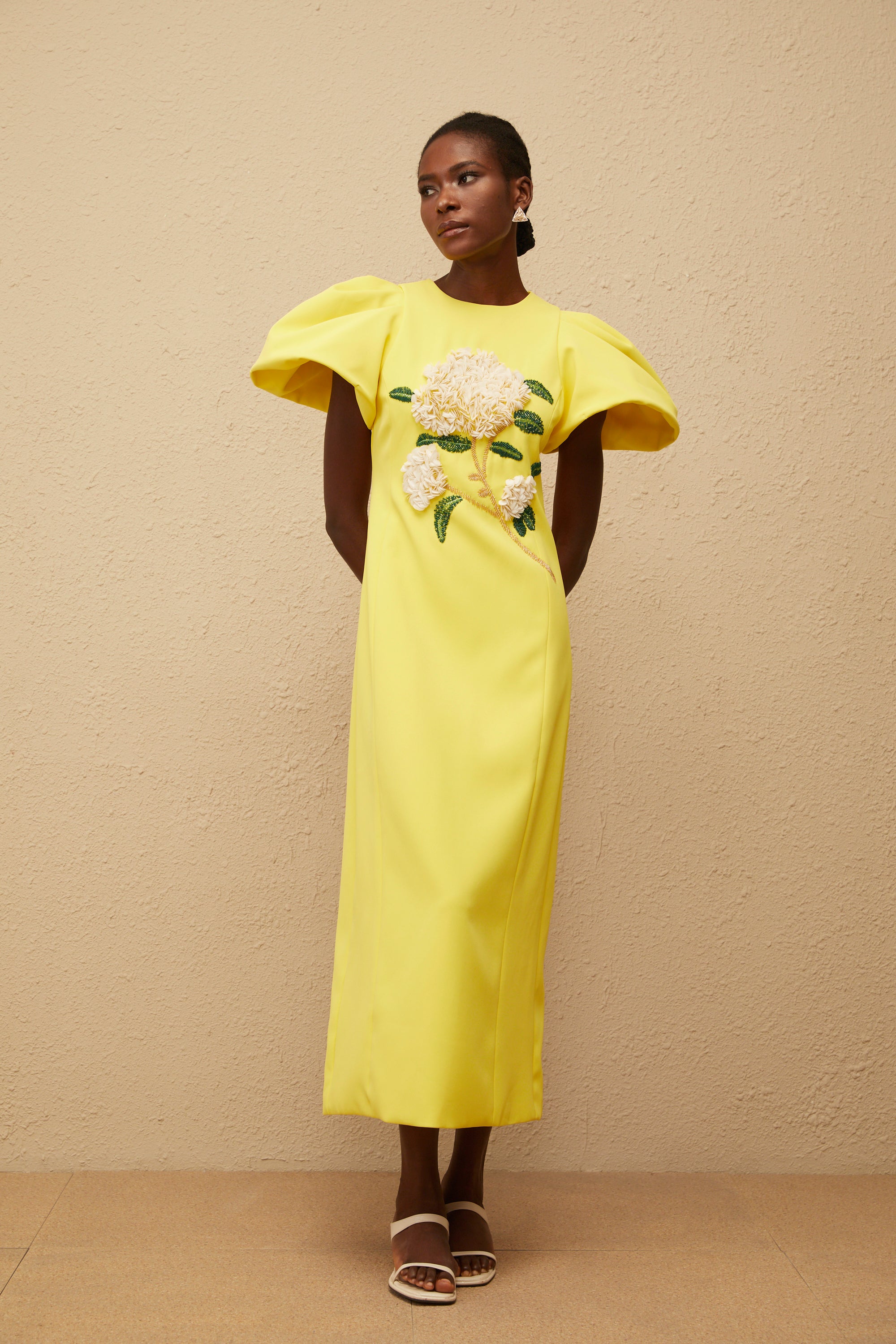 فستان متوسط الطول مطرز بالورود الصفراء من Yrjö