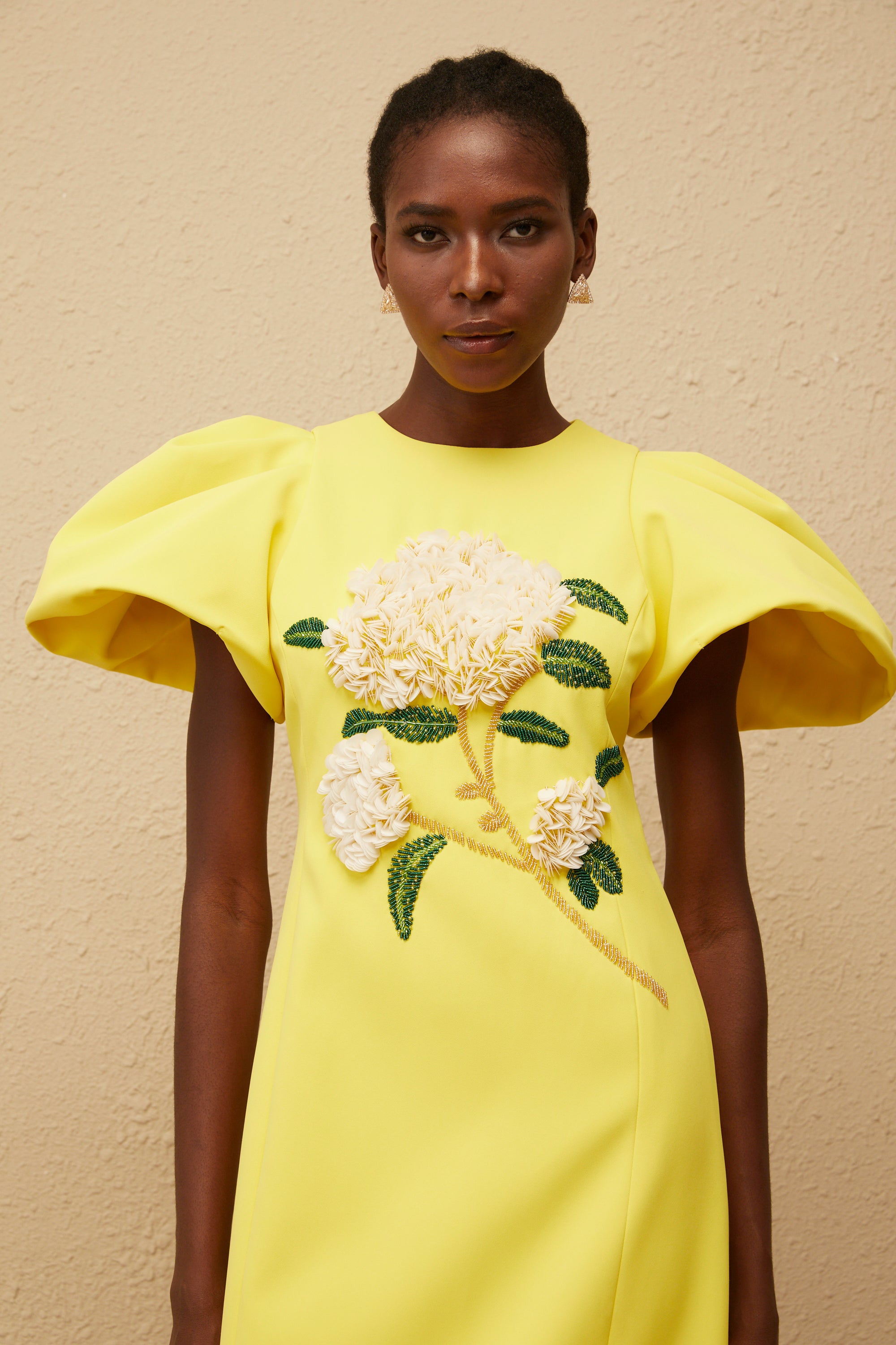 فستان متوسط الطول مطرز بالورود الصفراء من Yrjö