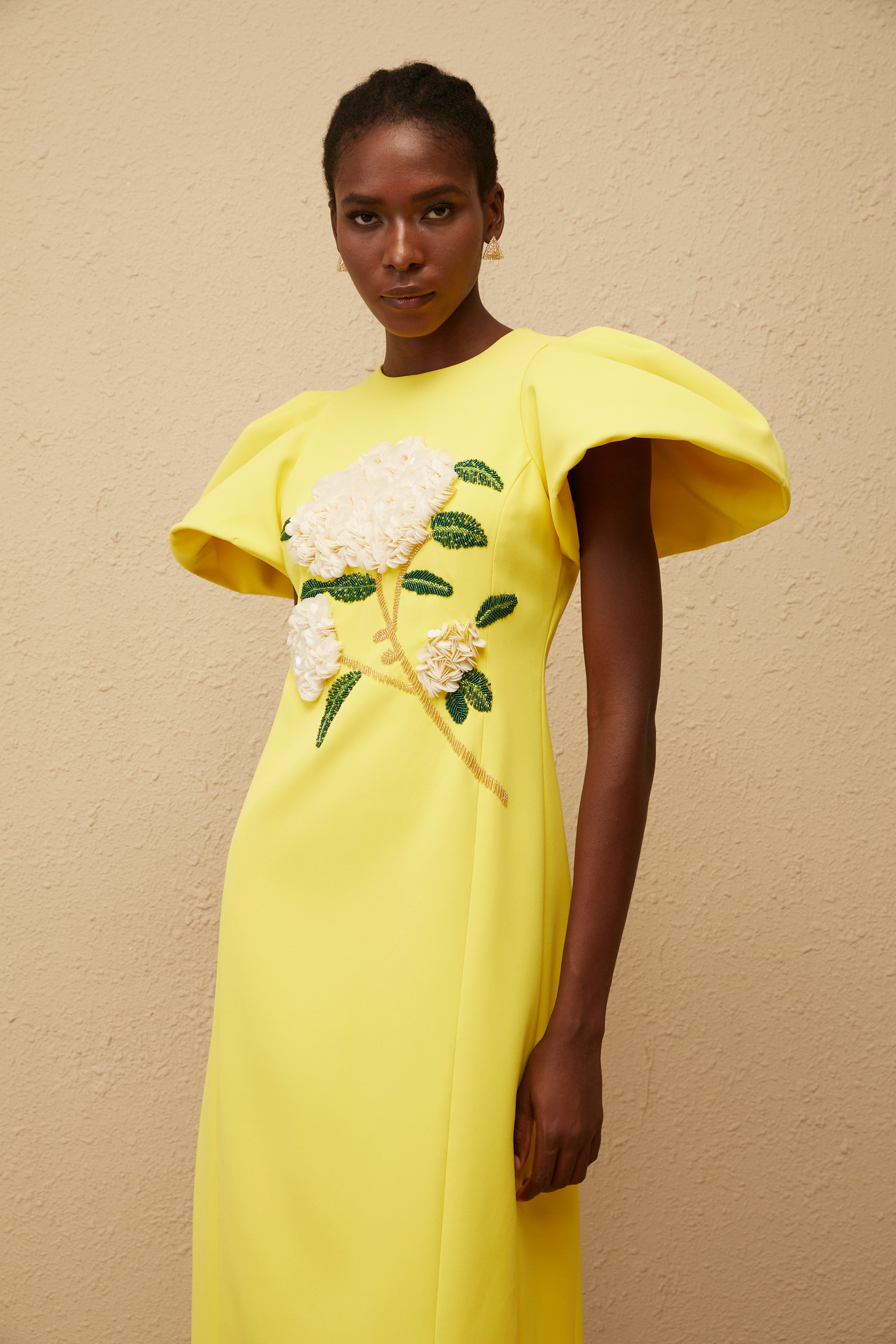 فستان متوسط الطول مطرز بالورود الصفراء من Yrjö