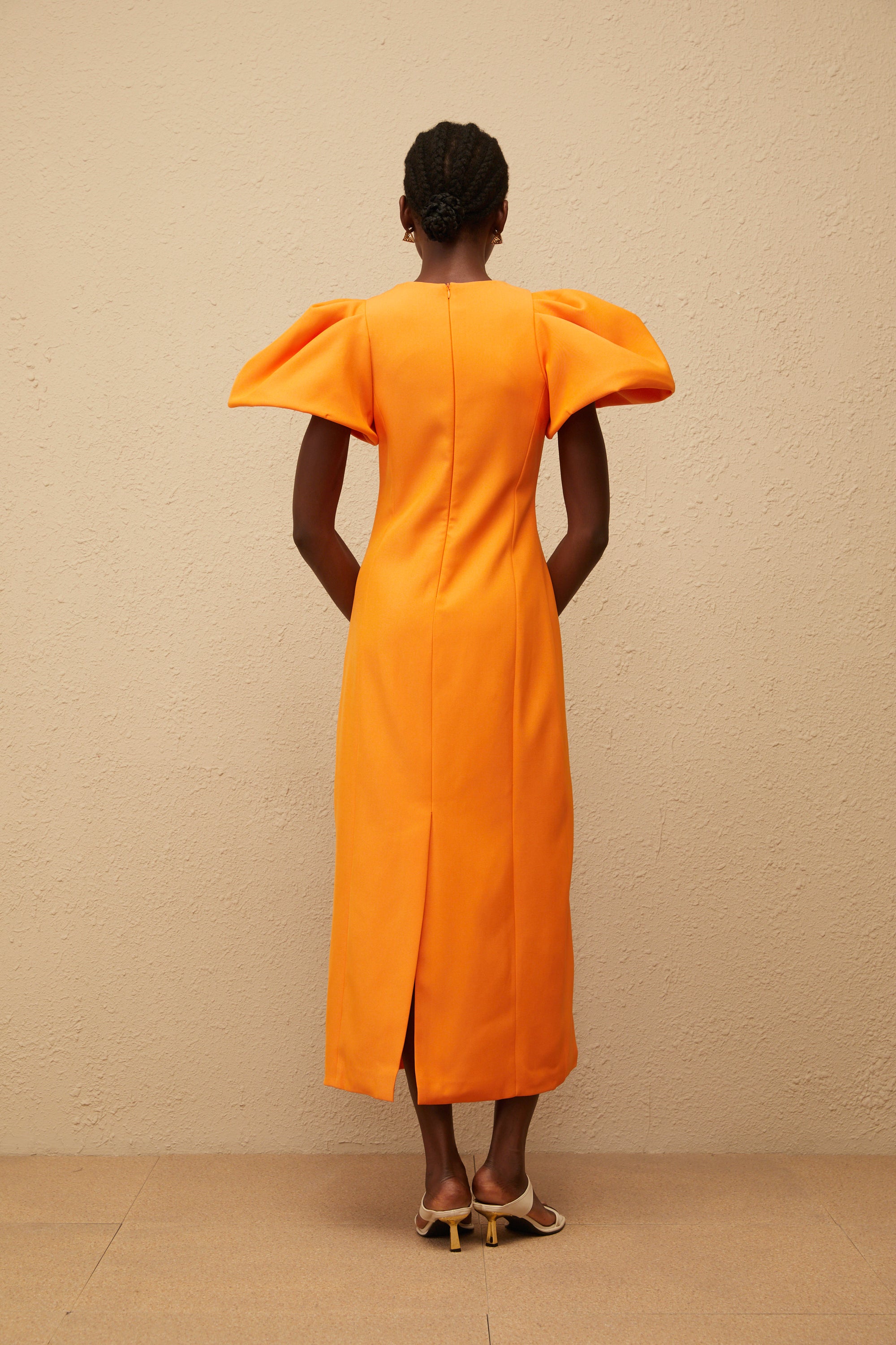 فستان متوسط الطول مطرز بالورود باللون البرتقالي من Yrjö