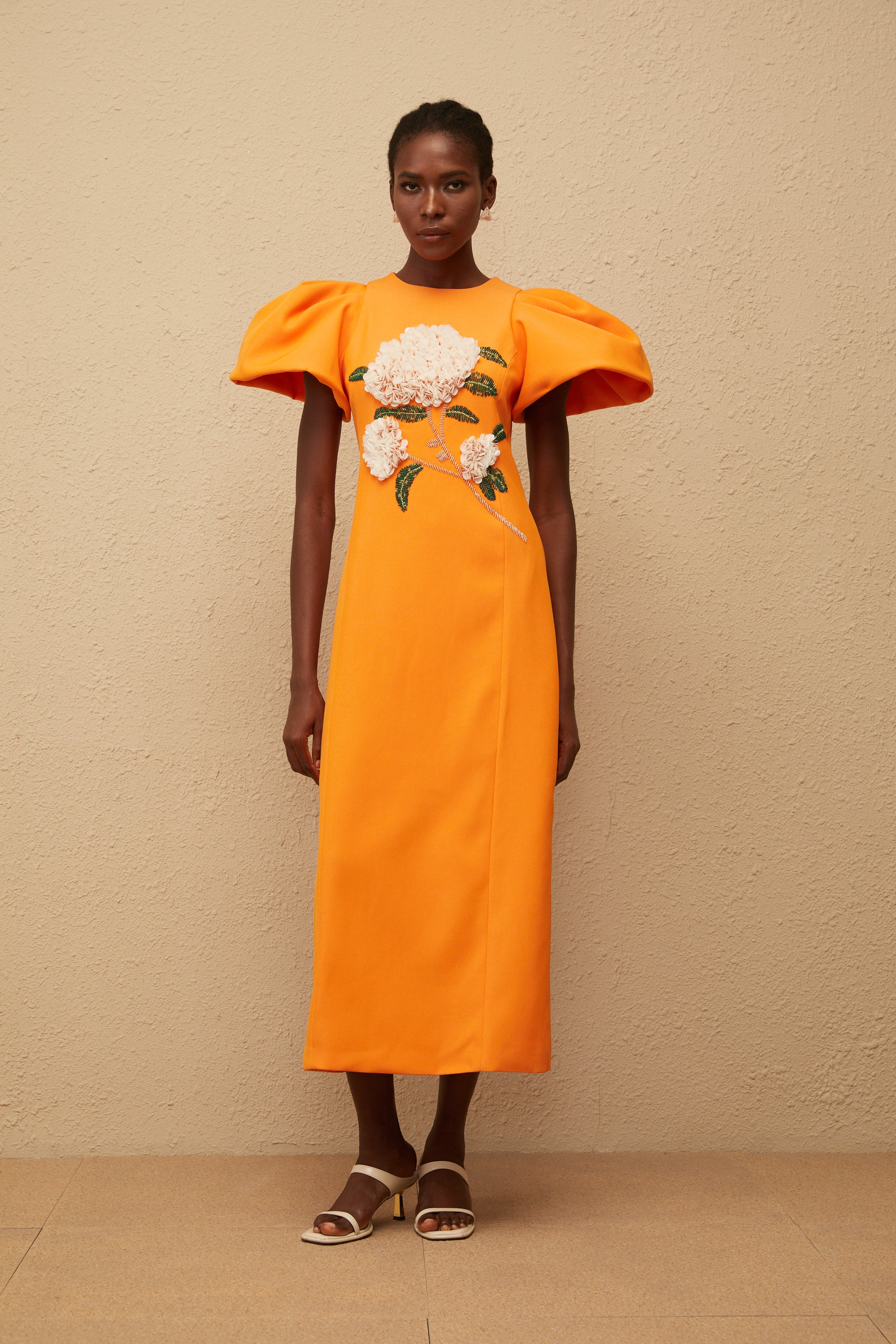 فستان متوسط الطول مطرز بالورود باللون البرتقالي من Yrjö