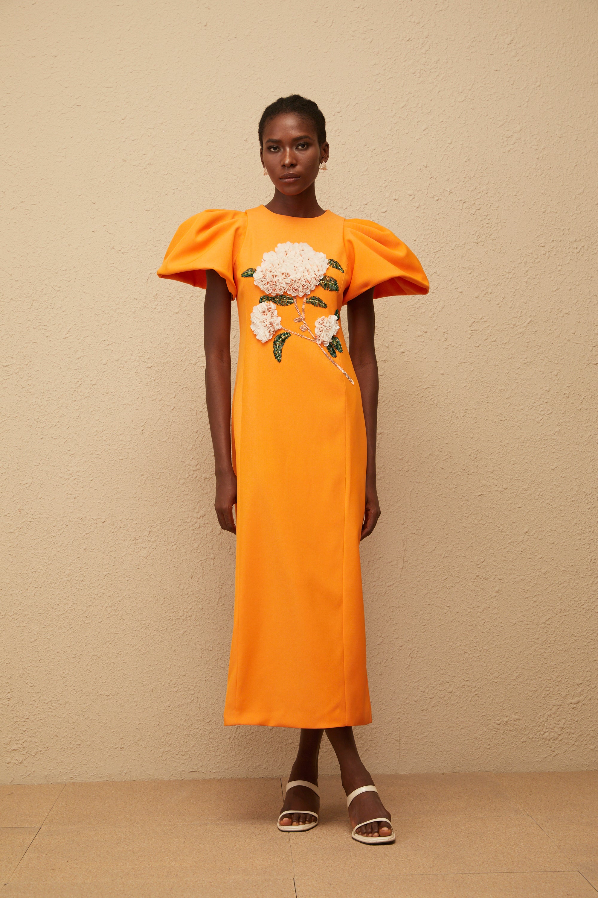 فستان متوسط الطول مطرز بالورود باللون البرتقالي من Yrjö