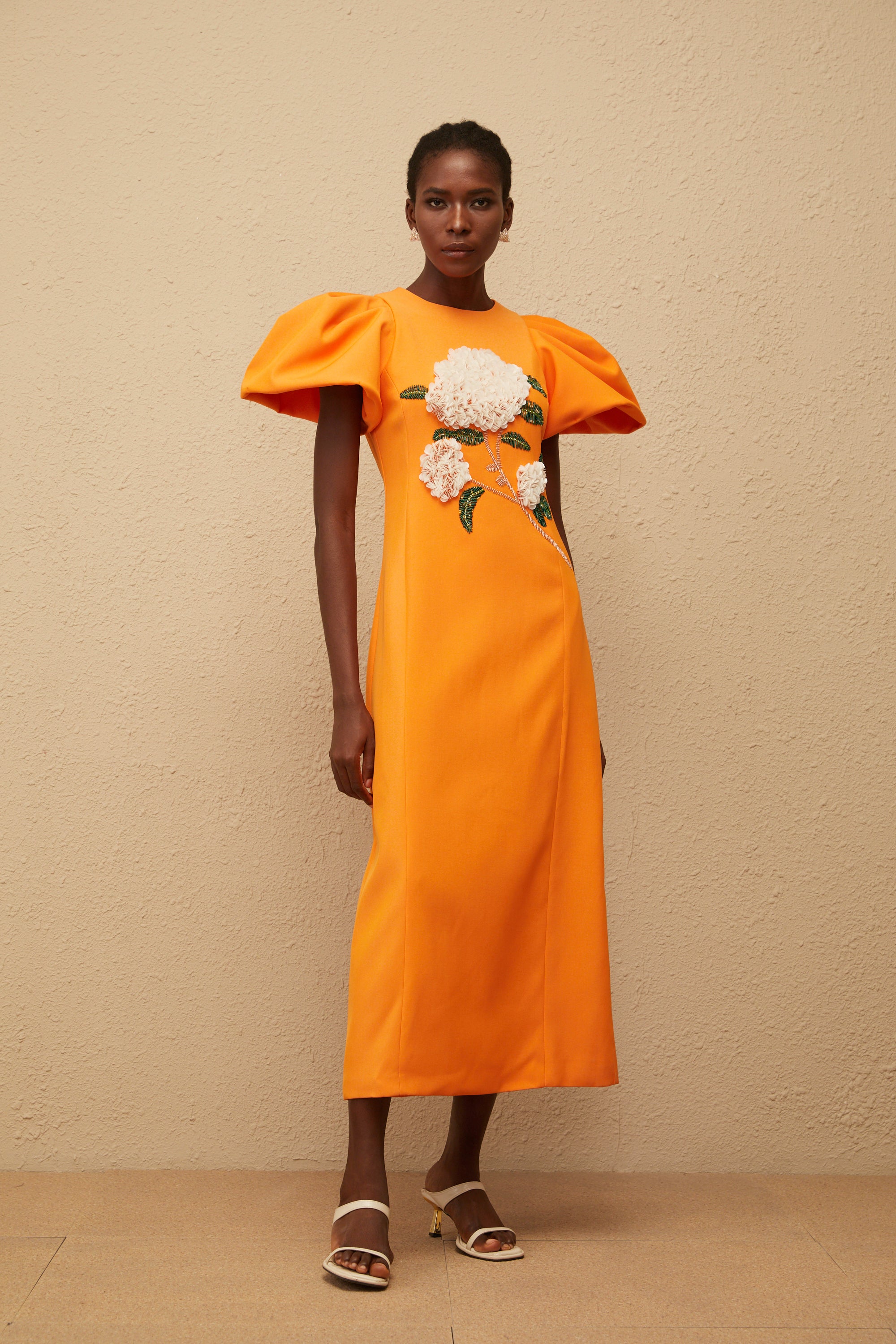 فستان متوسط الطول مطرز بالورود باللون البرتقالي من Yrjö