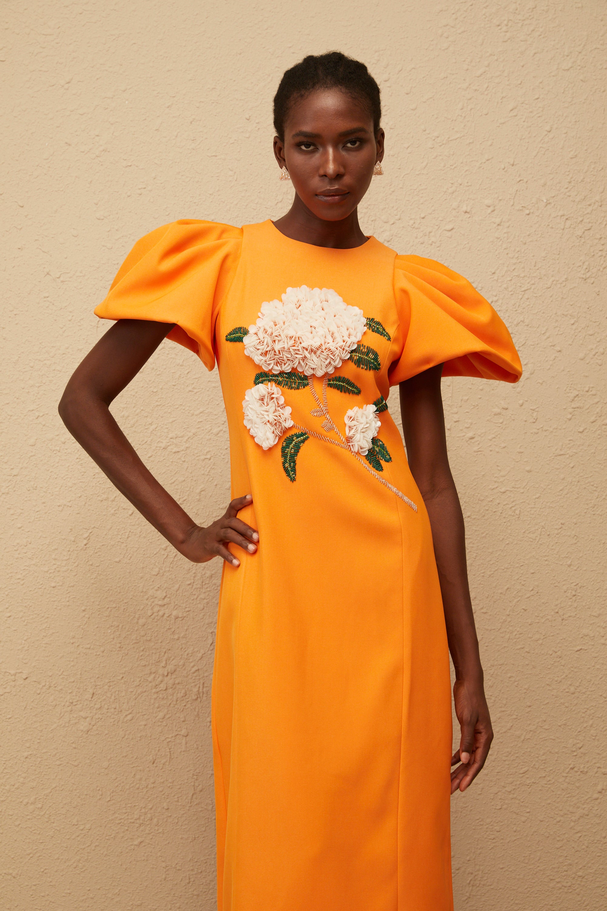 فستان متوسط الطول مطرز بالورود باللون البرتقالي من Yrjö