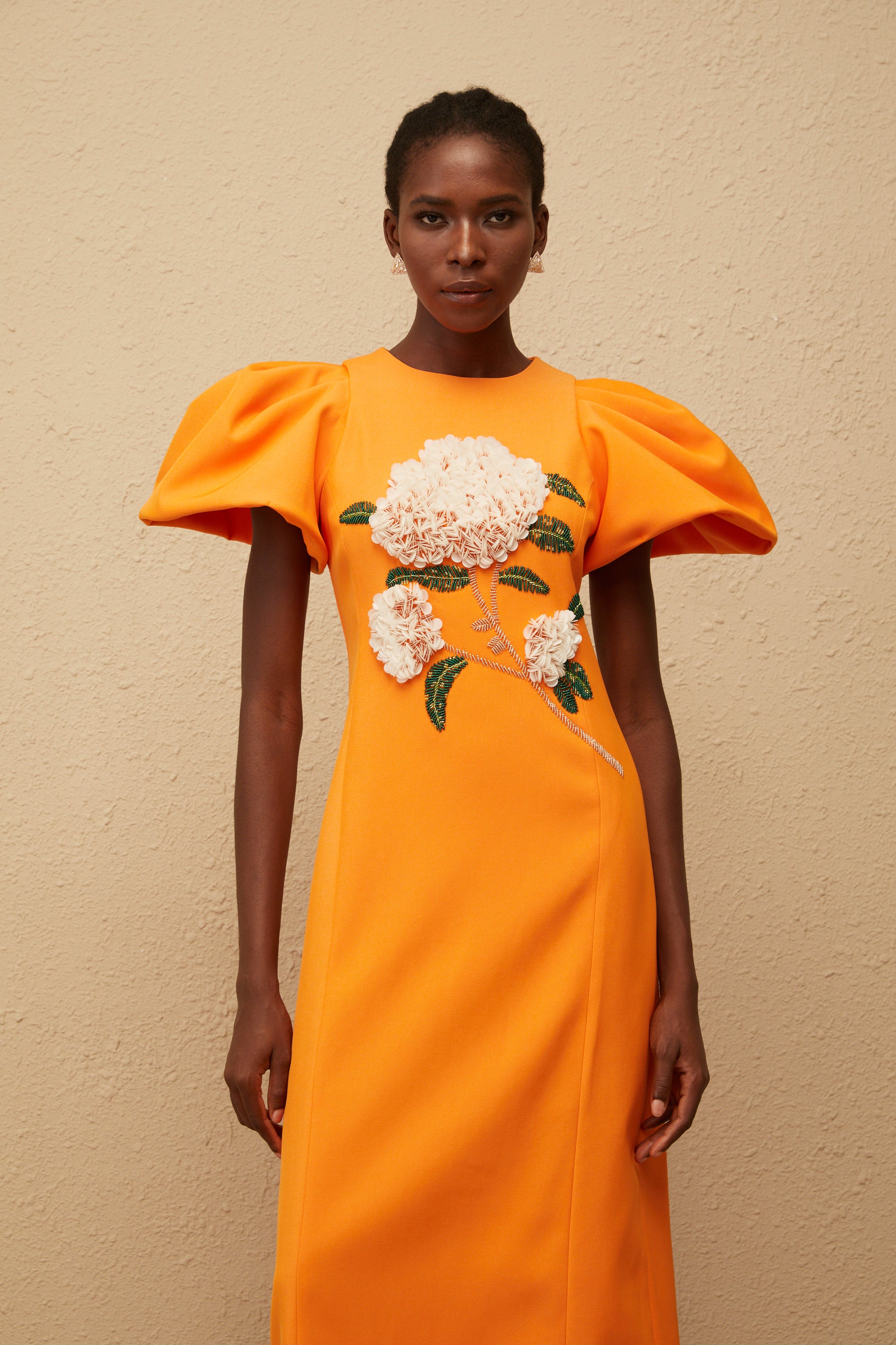 فستان متوسط الطول مطرز بالورود باللون البرتقالي من Yrjö