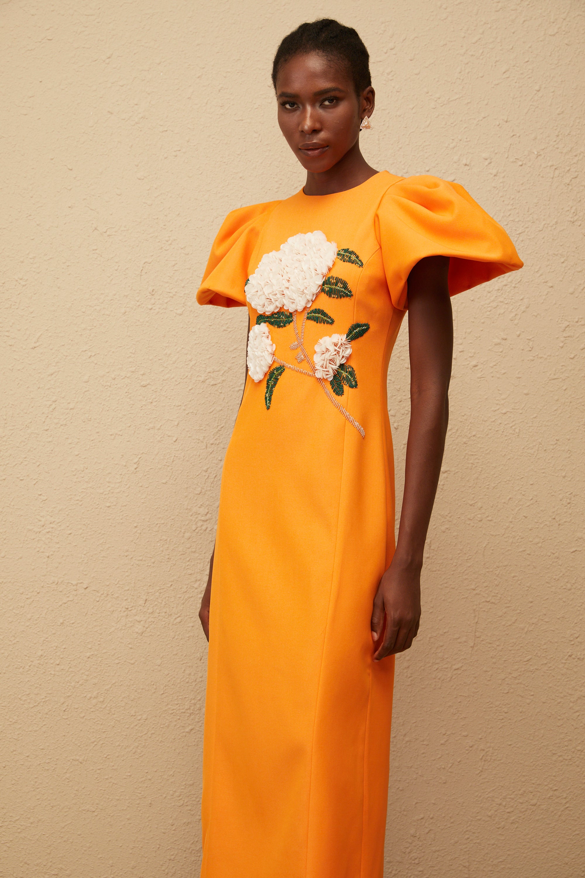 فستان متوسط الطول مطرز بالورود باللون البرتقالي من Yrjö