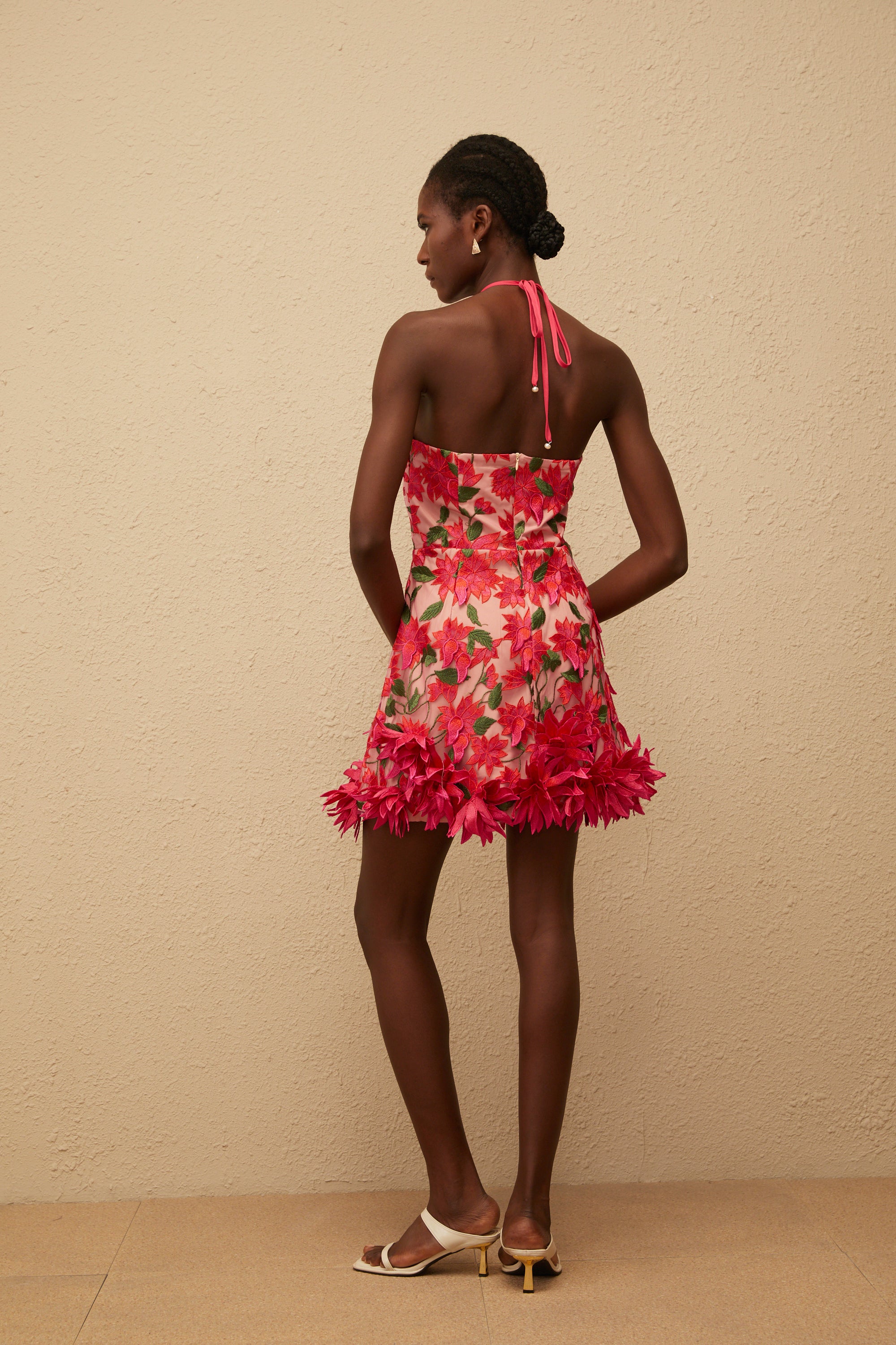 فستان دوريان الأحمر القصير المطرز بالزهور