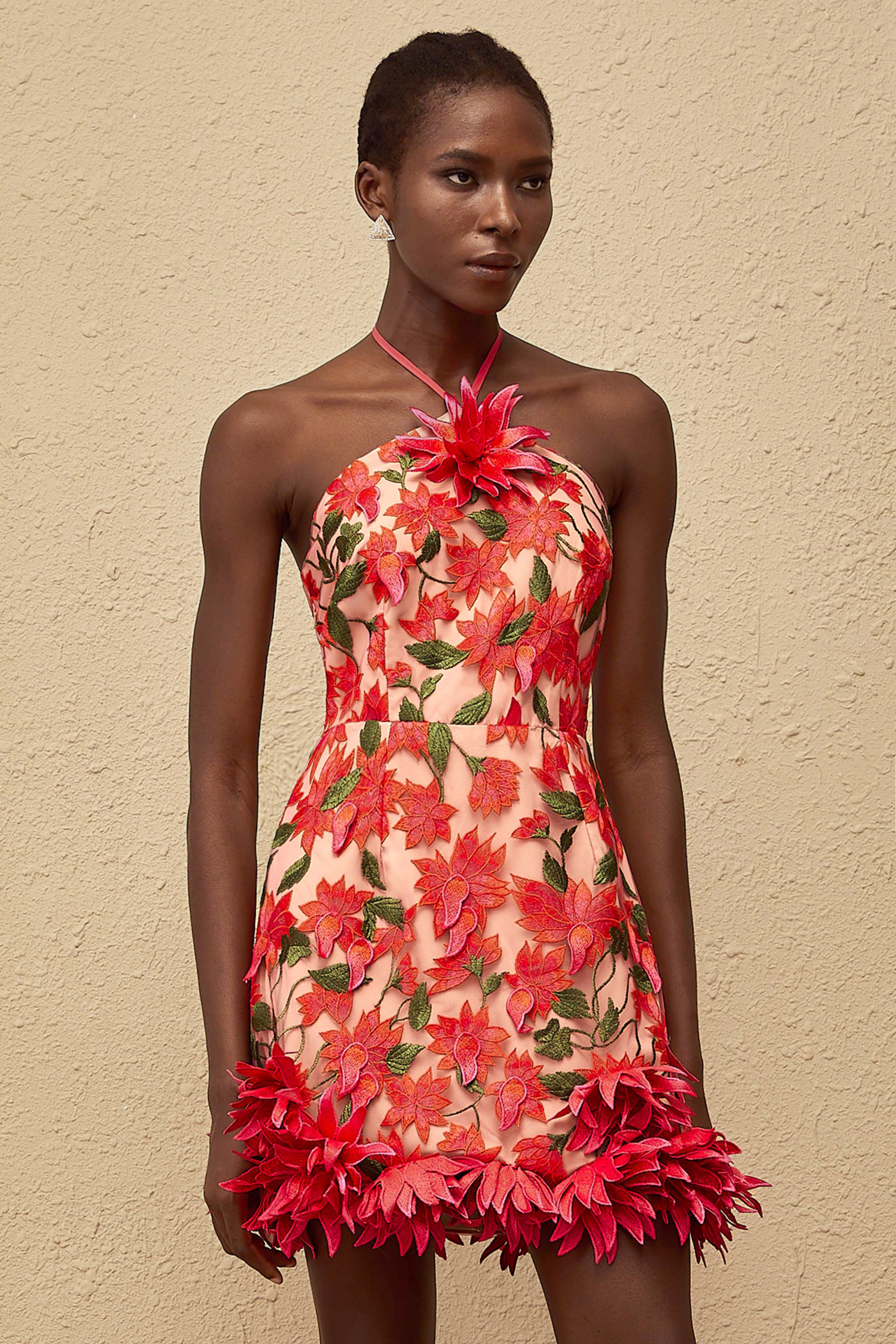 فستان دوريان الأحمر القصير المطرز بالزهور