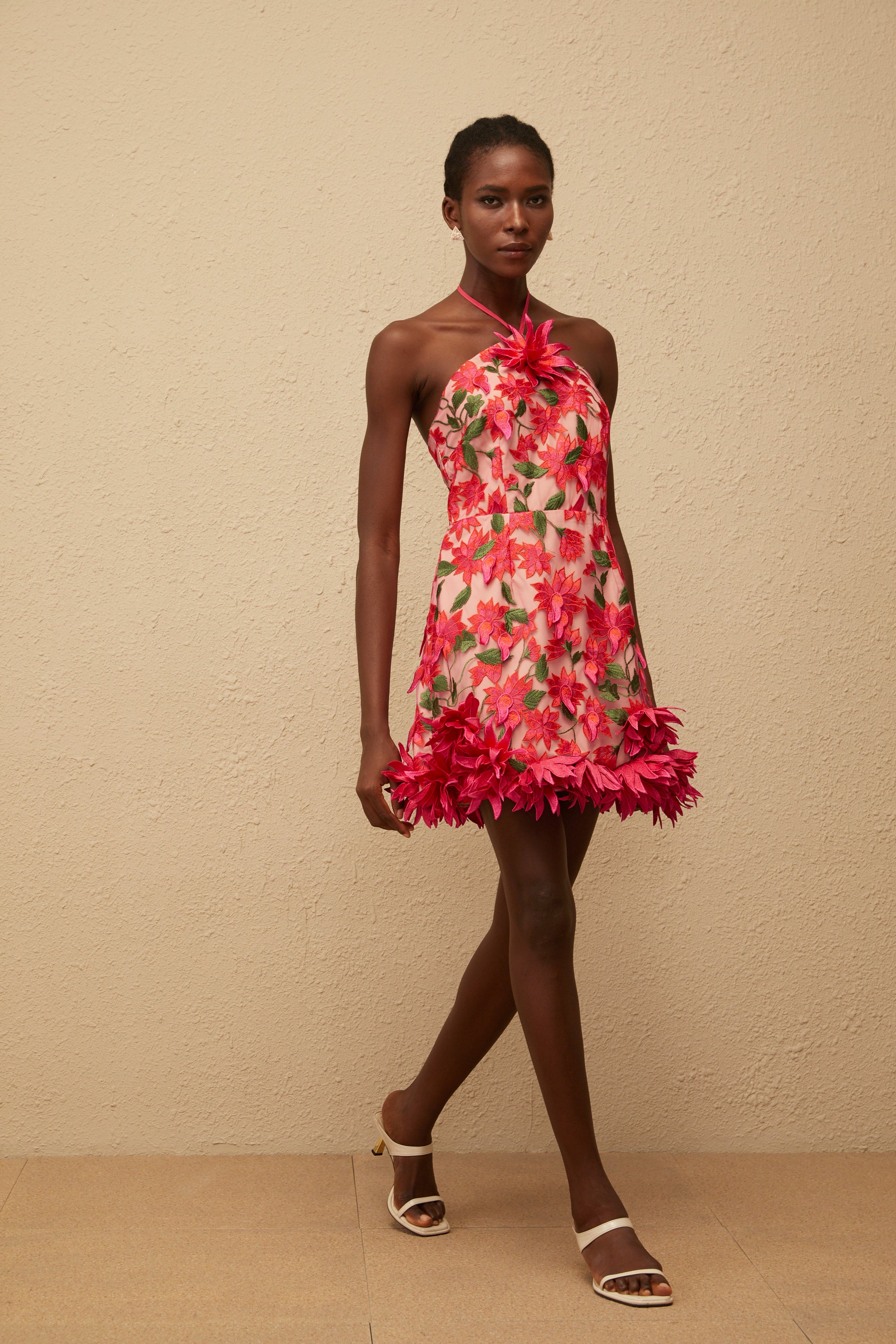 فستان دوريان الأحمر القصير المطرز بالزهور