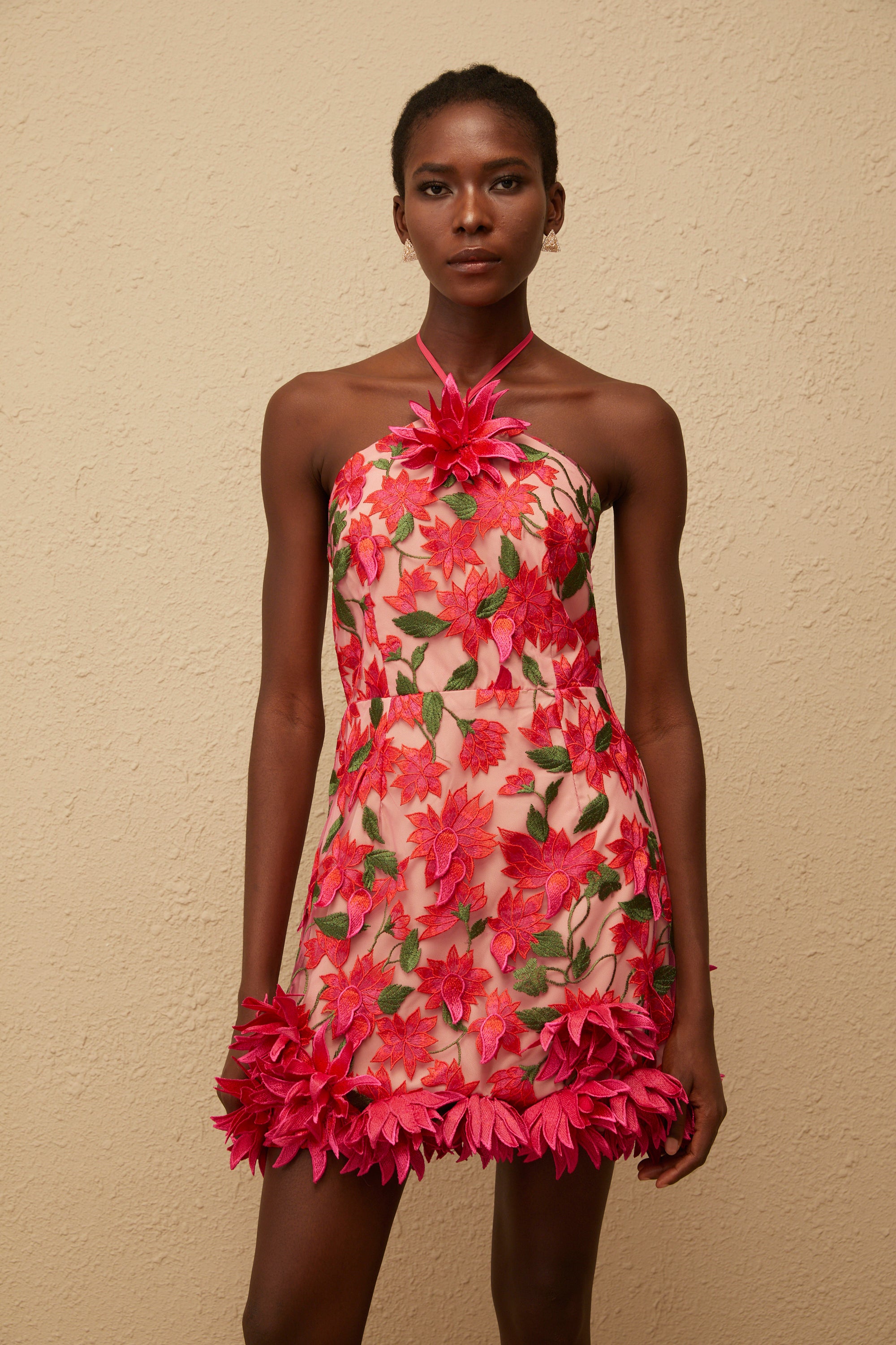 فستان دوريان الأحمر القصير المطرز بالزهور