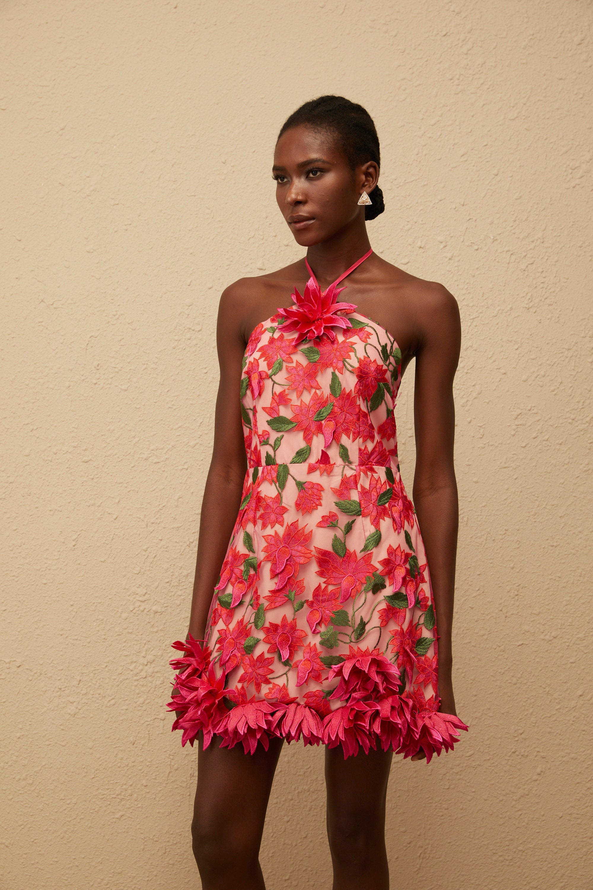 فستان دوريان الأحمر القصير المطرز بالزهور