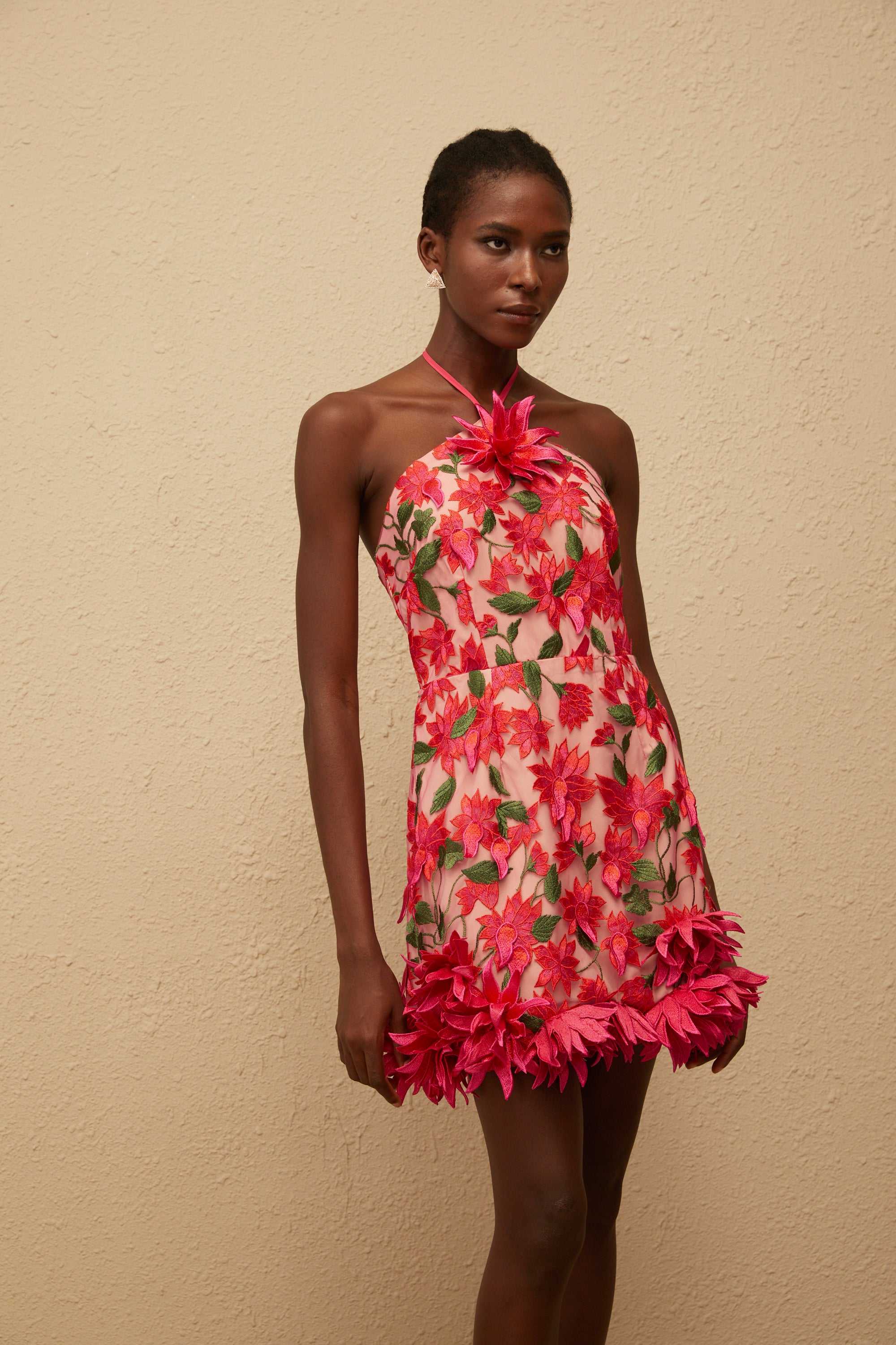 فستان دوريان الأحمر القصير المطرز بالزهور