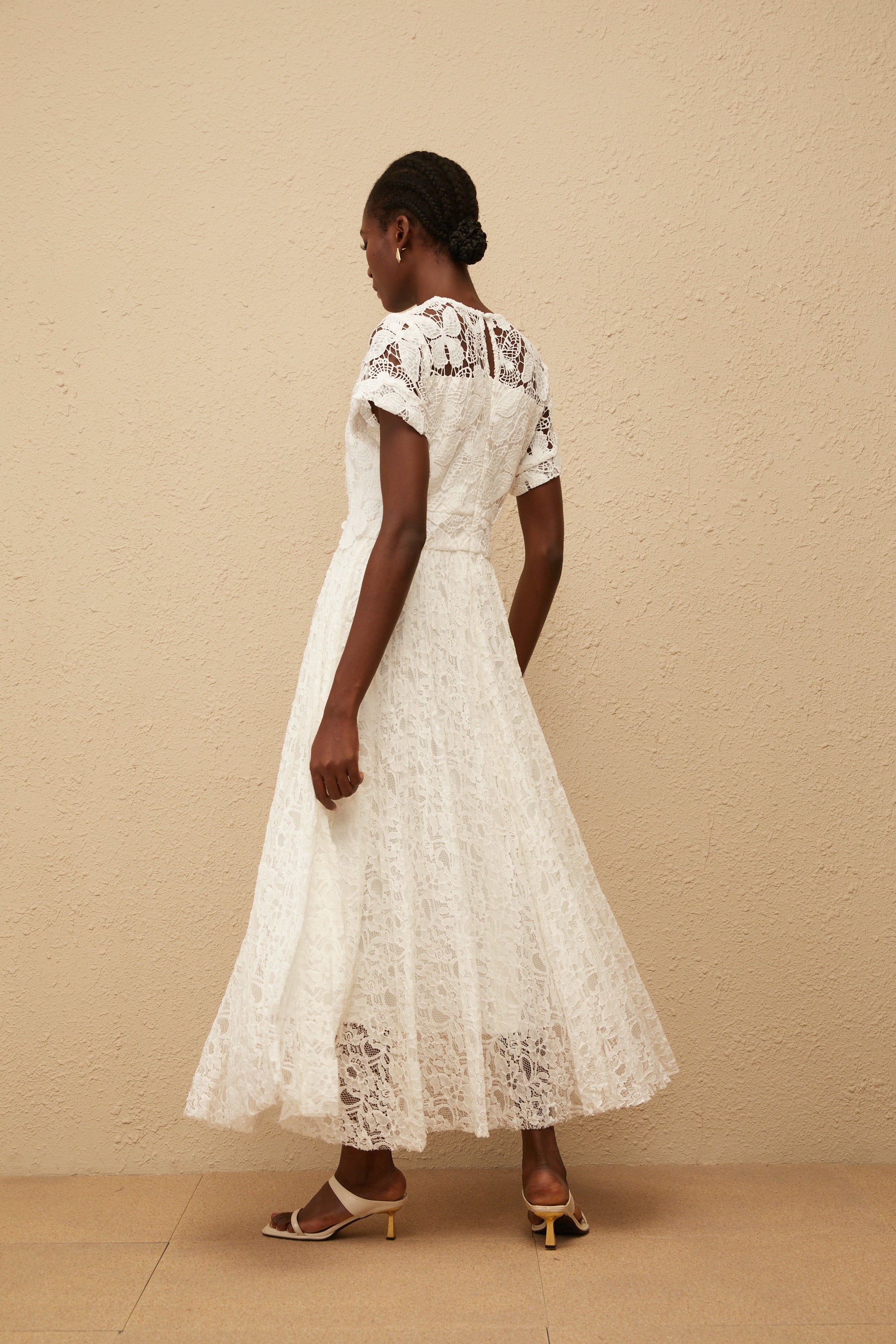 فستان ماكسي من الدانتيل بتصميم فراشة أبيض من فيكتوار