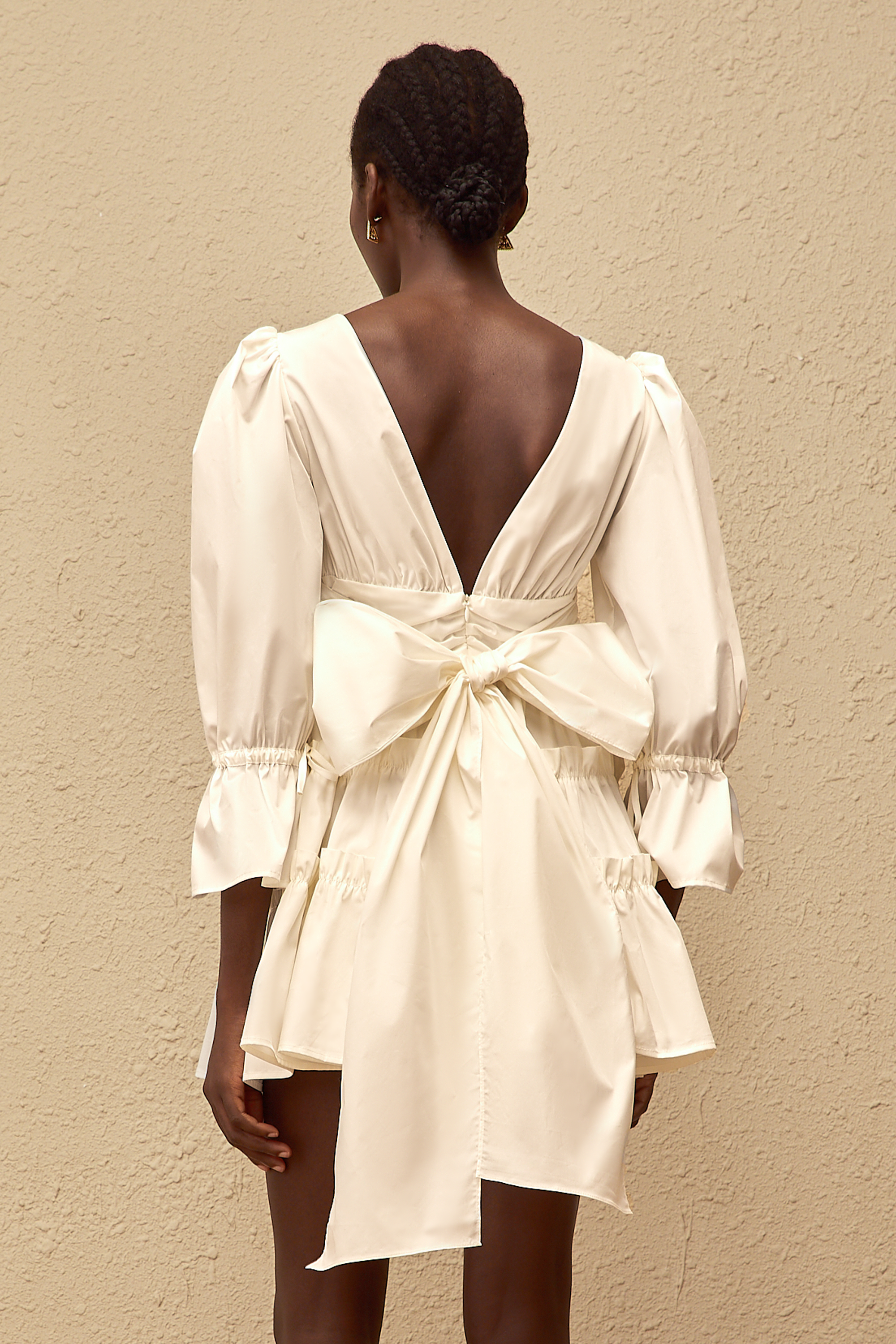 فستان جوتا الأبيض القصير مع عقدة فيونكة