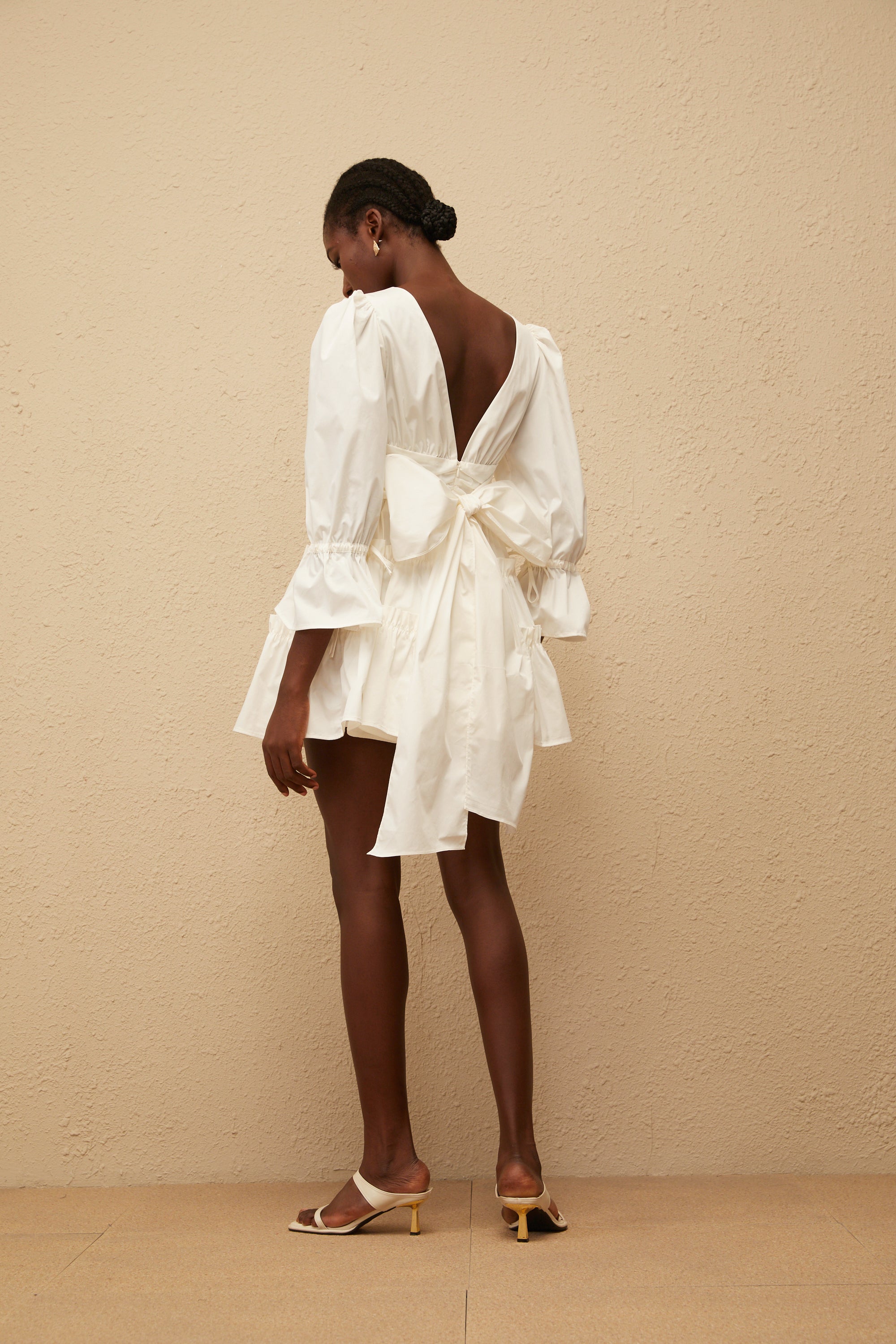 فستان جوتا الأبيض القصير مع عقدة فيونكة