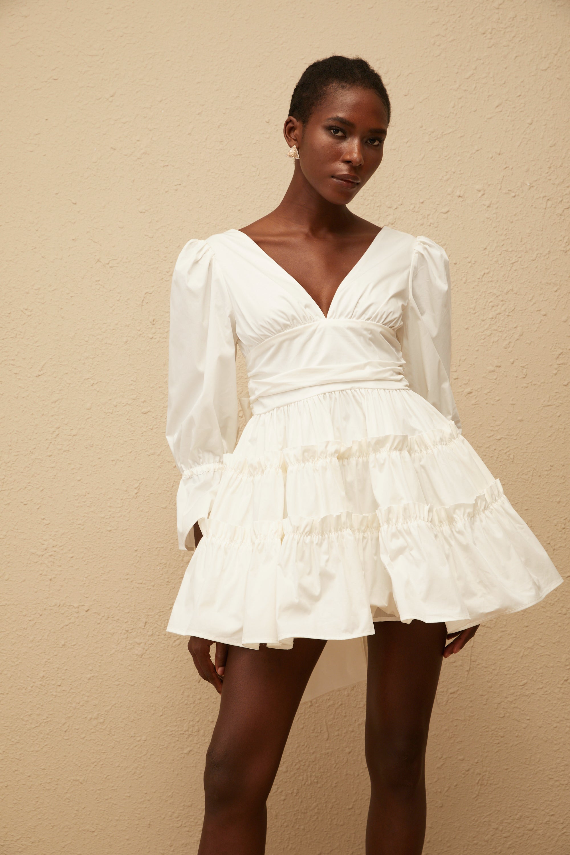 فستان جوتا الأبيض القصير مع عقدة فيونكة