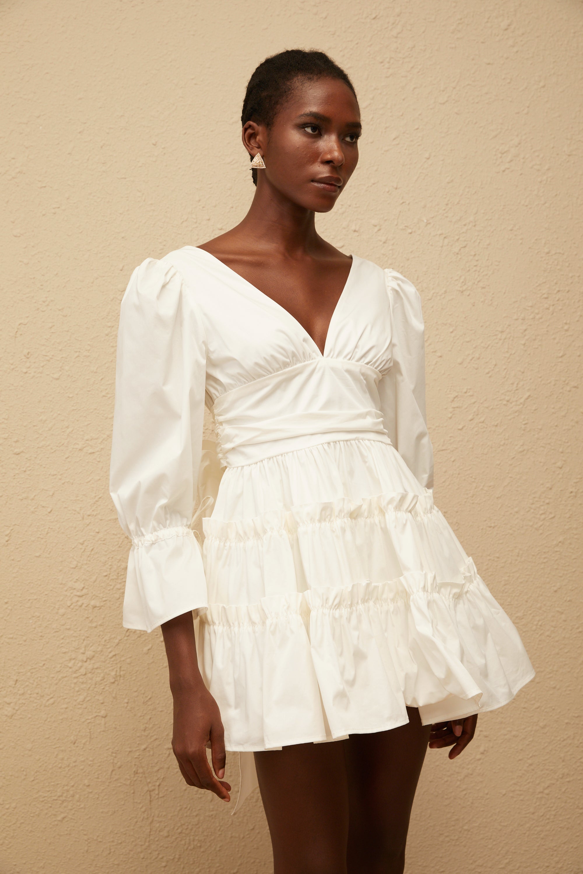 فستان جوتا الأبيض القصير مع عقدة فيونكة