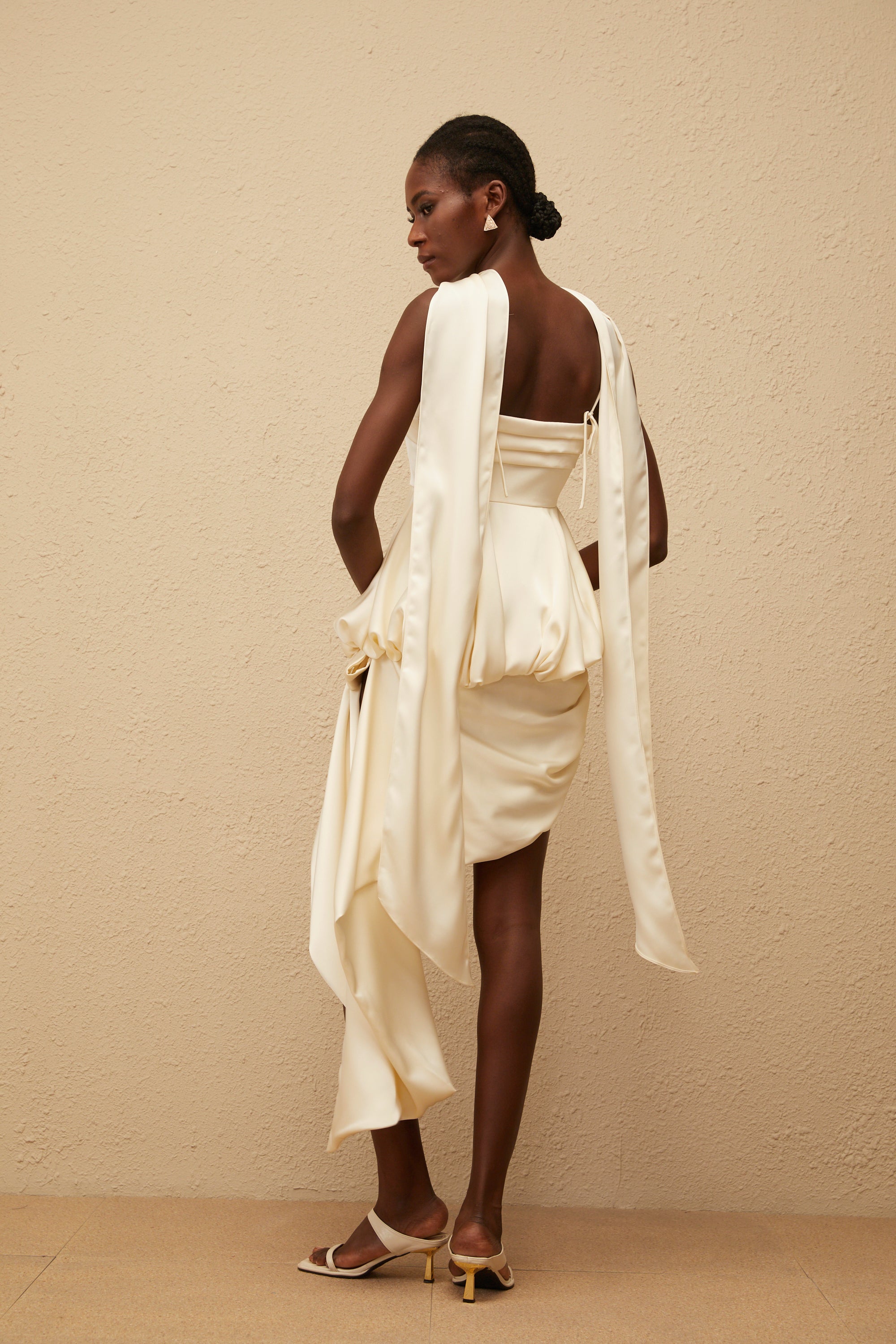 فستان قصير من الساتان غير المتماثل بلون أوبال المحايد