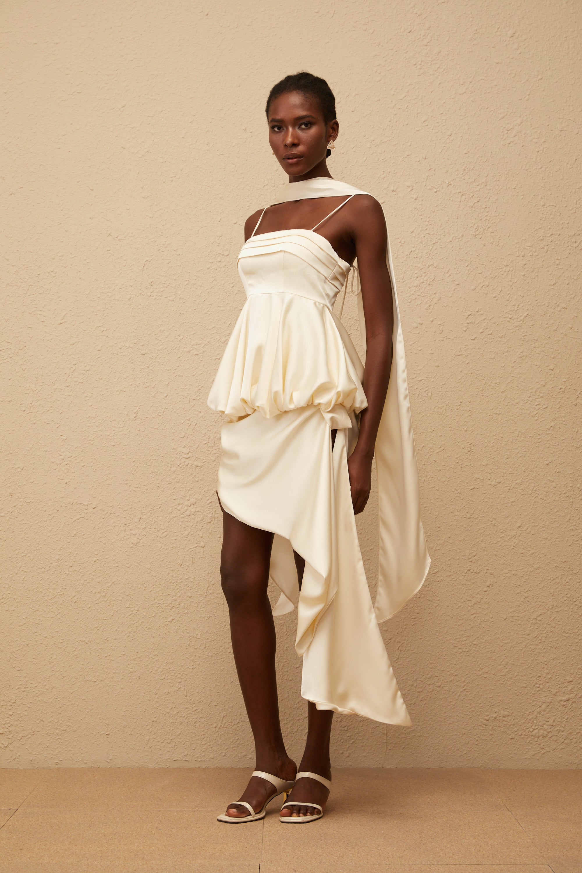 فستان قصير من الساتان غير المتماثل بلون أوبال المحايد