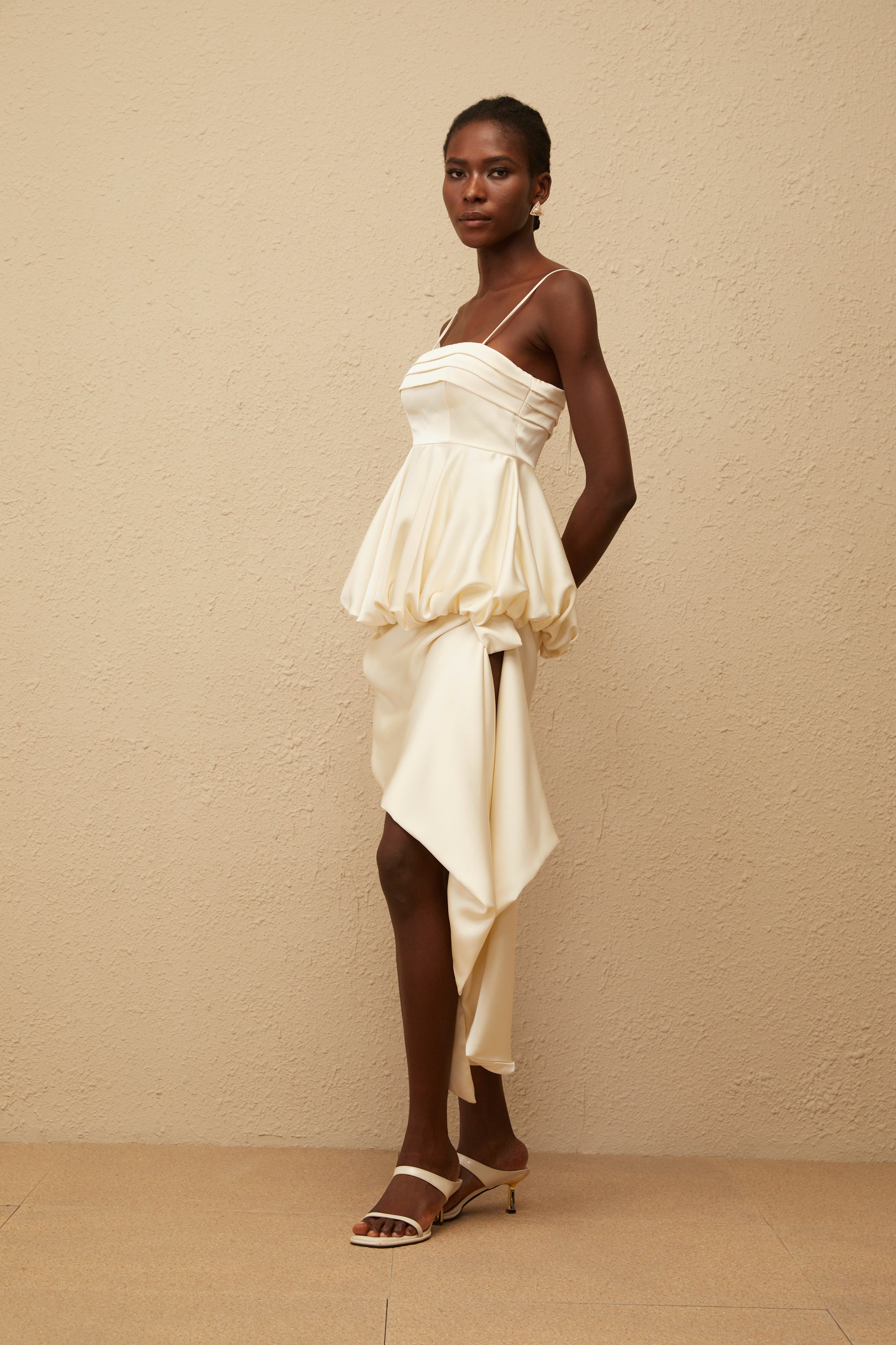 فستان قصير من الساتان غير المتماثل بلون أوبال المحايد