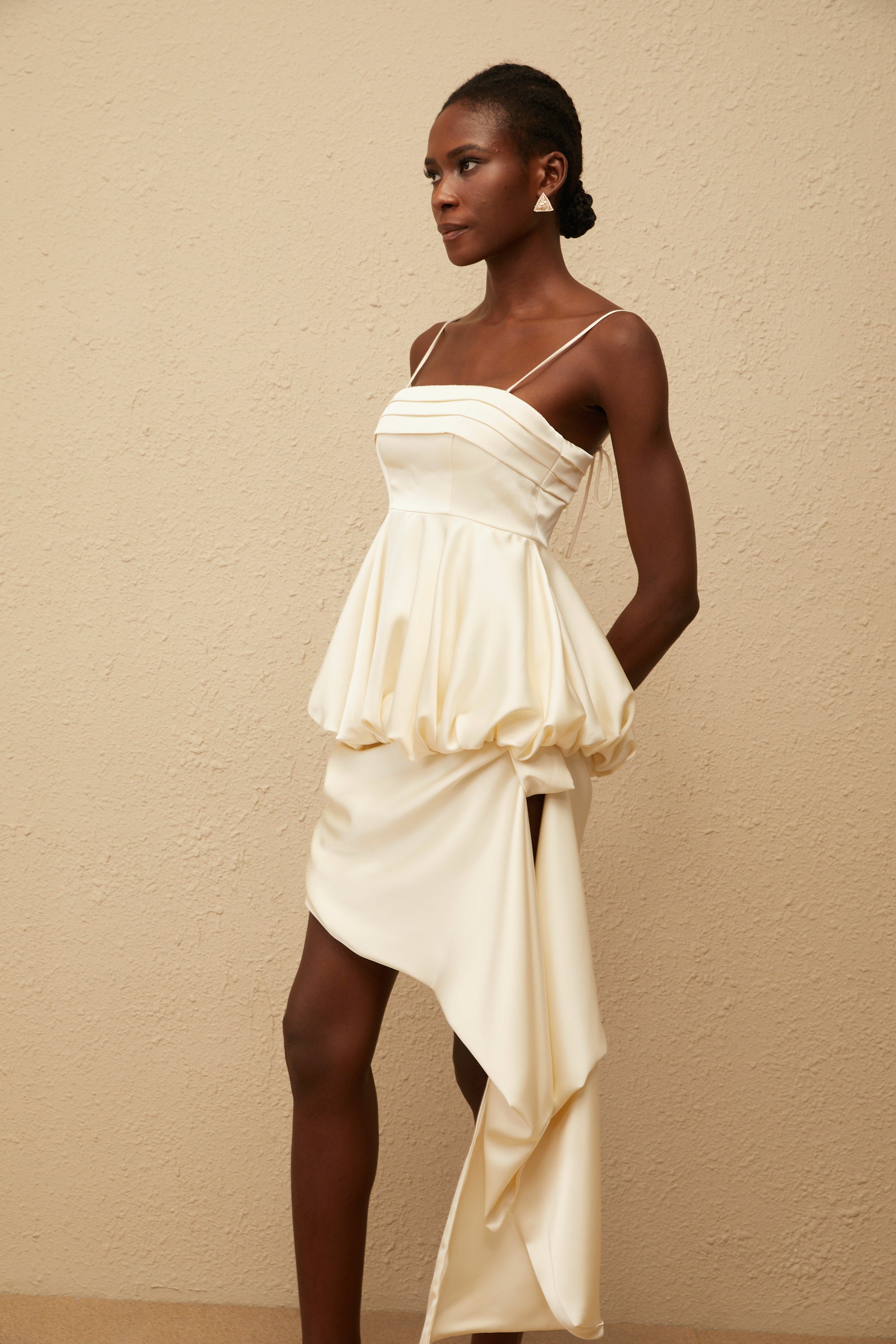 فستان قصير من الساتان غير المتماثل بلون أوبال المحايد