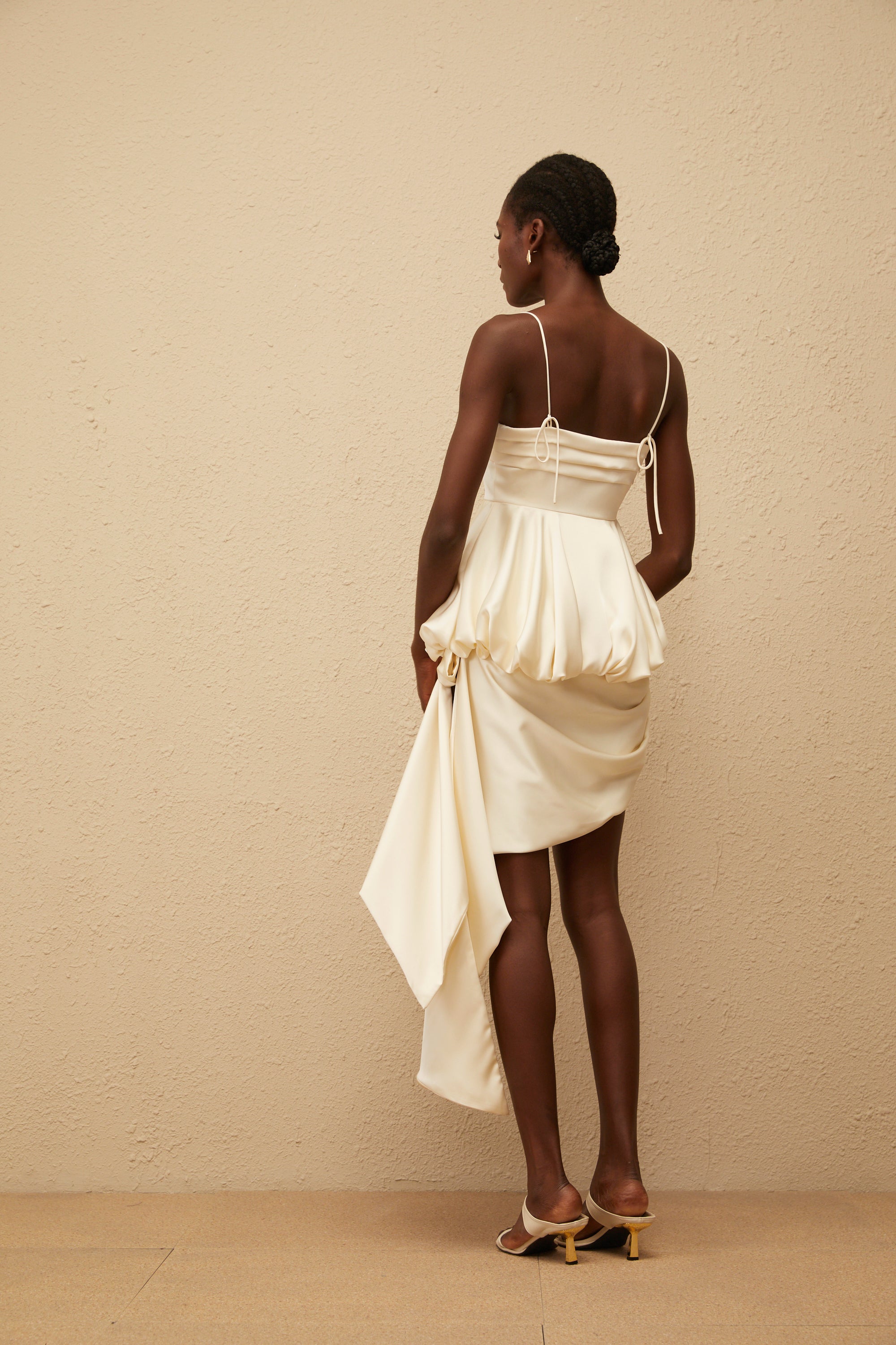 فستان قصير من الساتان غير المتماثل بلون أوبال المحايد