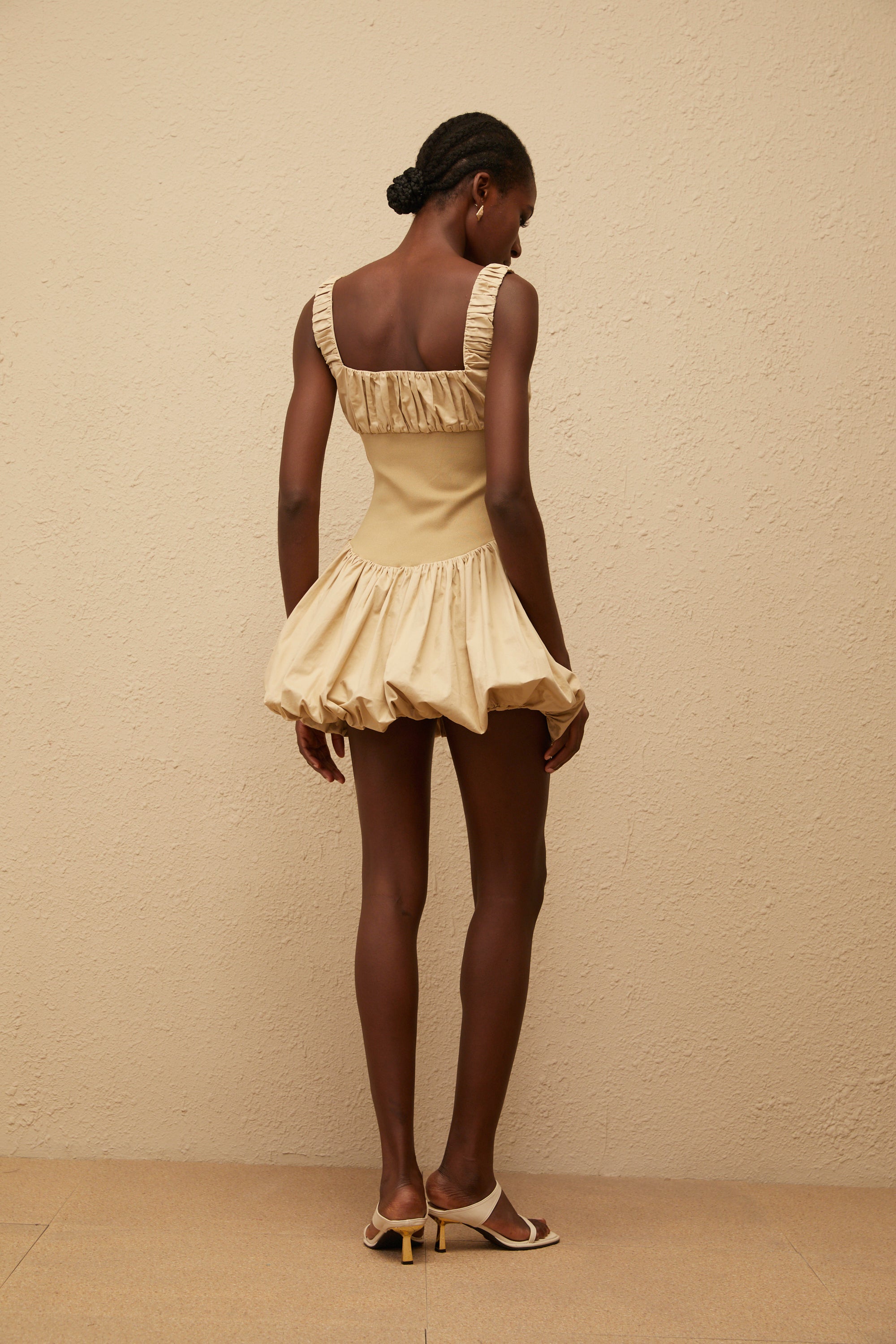 فستان ساندرين كاكي قصير بأكمام منفوخة